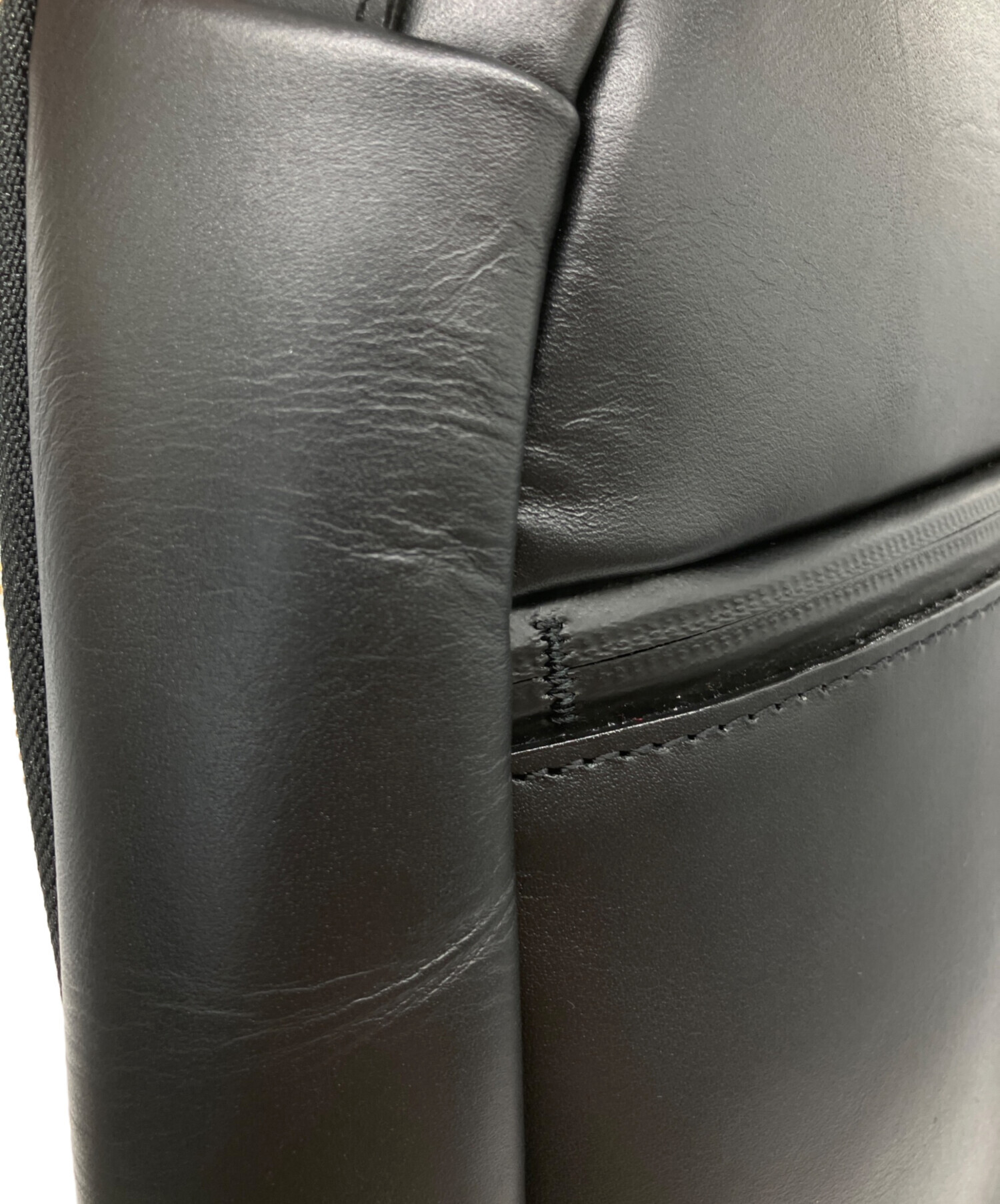 【美品】マスターピース ボディバッグ レザー ブラック ゴールド金具 ロゴ型押し 中古・古着通販】master-piece (マスターピース) ボディバッグ