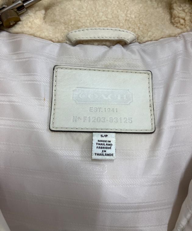 美品✨COACH ファー付き　ダウンベスト　ホワイト　白　レザーロゴパッチ 中古・古着通販】COACH (コーチ) ダウンベスト ホワイト サイズ:s