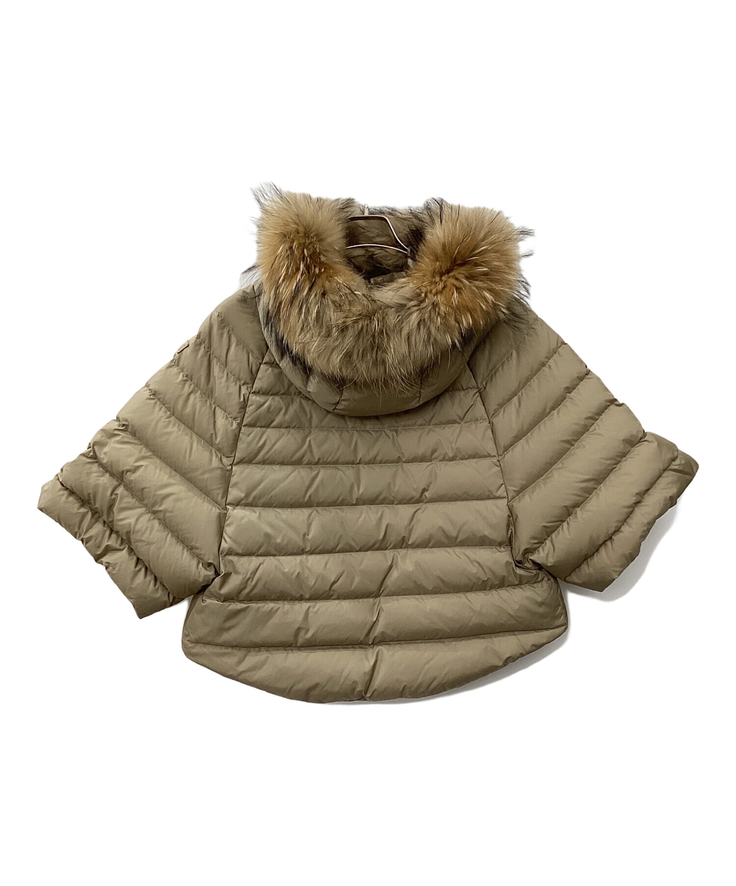 阪急百貨店購入TATRAS MALE ダウンポンチョ型　ベージュファー02カード TATRAS（タトラス）の「TATRAS / MALE リバーシブルダウンポンチョ