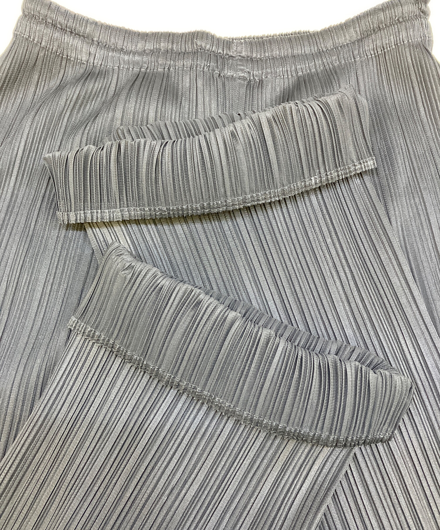 タグ付き　イッセイミヤケ　me　デニムパンツ　ライトグレー 中古・古着通販】ISSEY MIYAKE (イッセイミヤケ) プリーツパンツ
