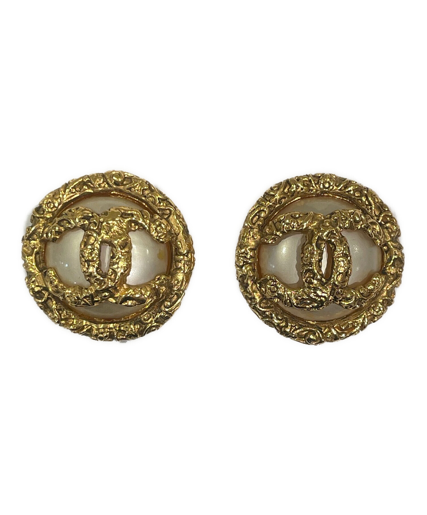 CHANEL ゴールドのダブルCパールイヤリング 中古・古着通販】CHANEL (シャネル) 溶岩ココマークパールイヤリング