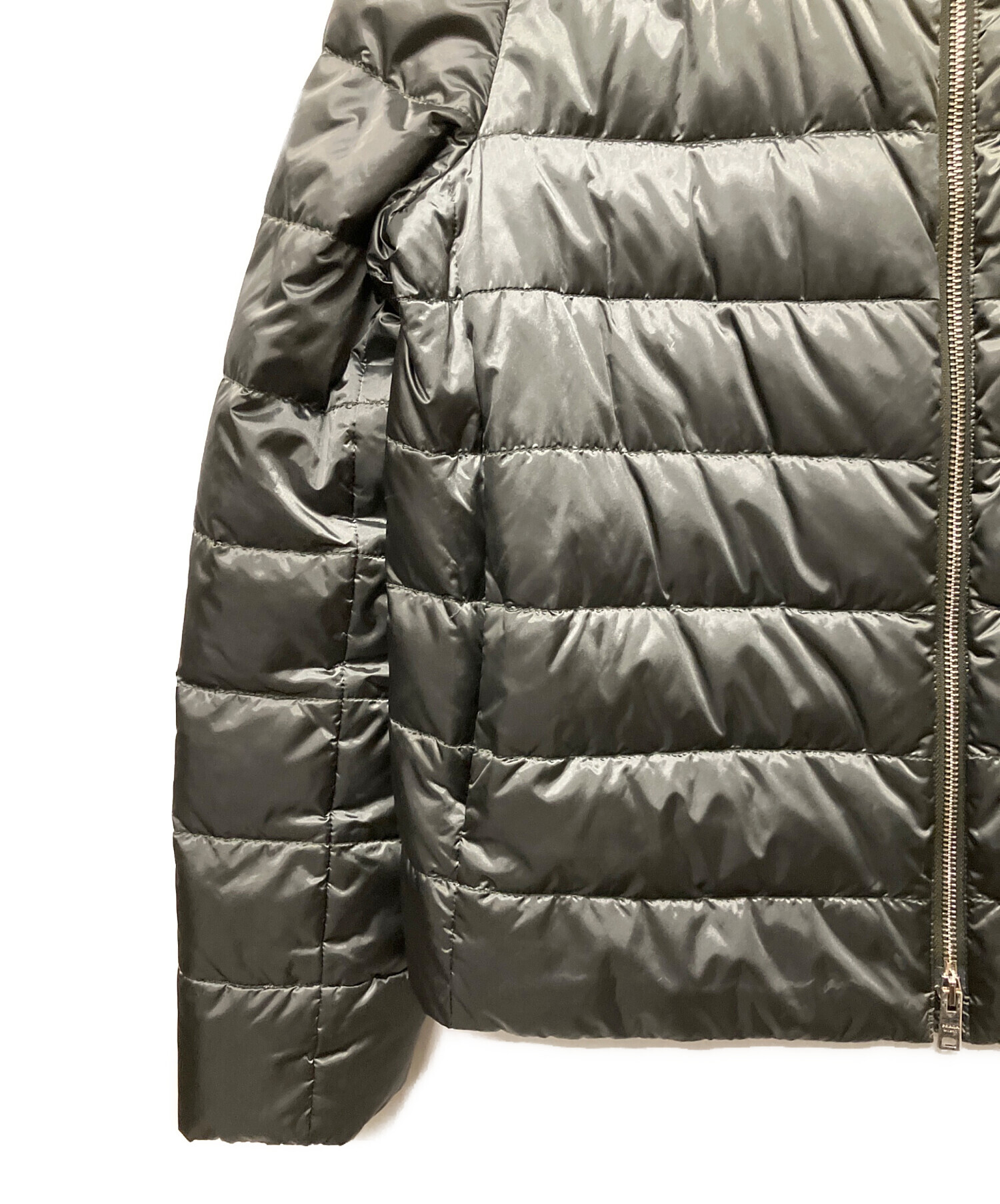 美品 PRADA プラダ ロゴ プレート 290545 ダウン アウター 42 中古・古着通販】PRADA (プラダ) ロゴプレートダウンジャケット