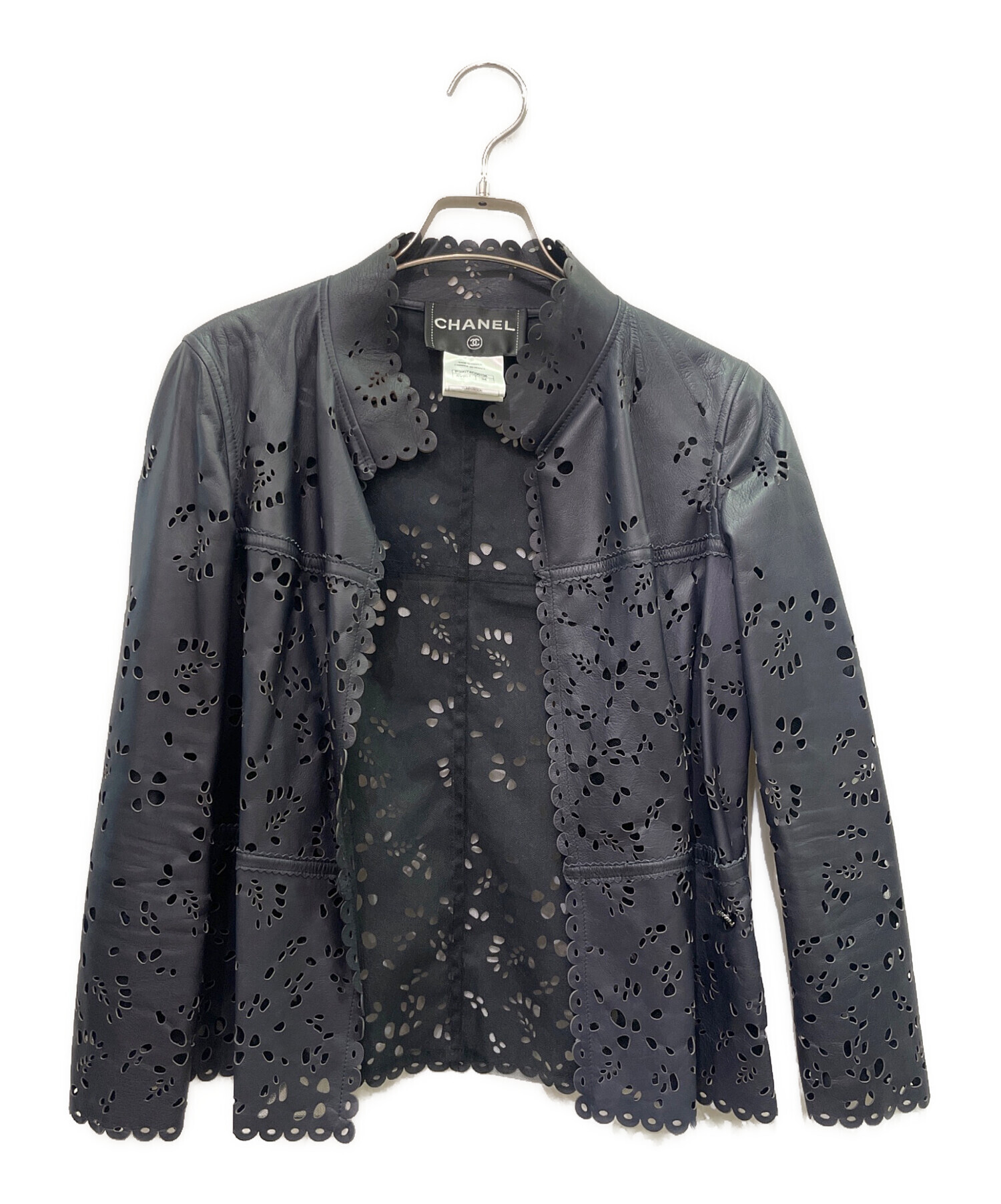 CHANEL ブラックジャケット 34サイズ 中古・古着通販】CHANEL (シャネル) カッティングレザージャケット