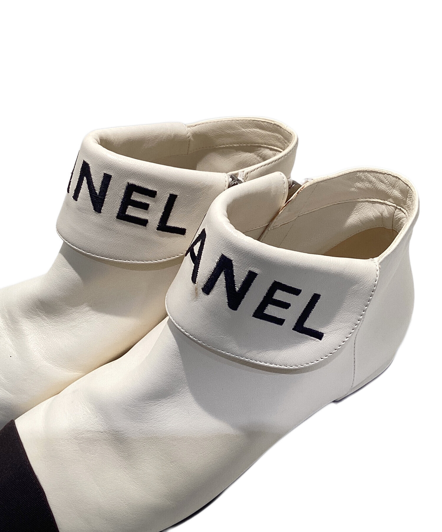 シャネル ショート 38 中古・古着通販】CHANEL (シャネル) レザー ロゴ バイカラー ショート