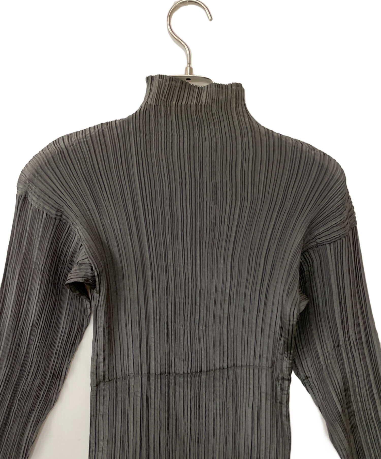 イッセイミヤケ 黒地に白とグレー のドット プリーツタンクトップ イッセイミヤケISSEY MIYAKE ラインプリーツタンクトップ シルバー黒2