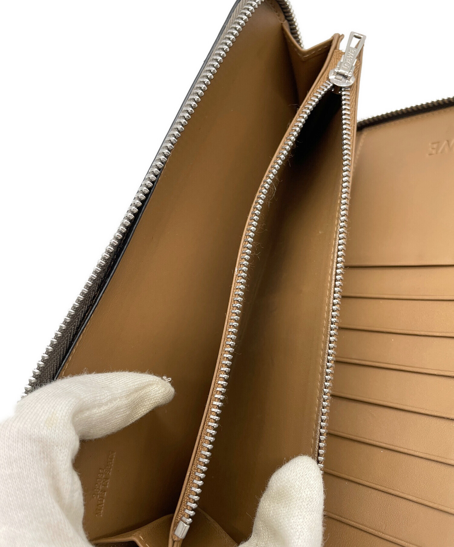 LOEWE ロエベ 財布・ケース  ベージュ 【古着】【中古】【送料無料】 中古・古着通販】LOEWE (ロエベ) 長財布 ブラウン｜ブランド・古着通販