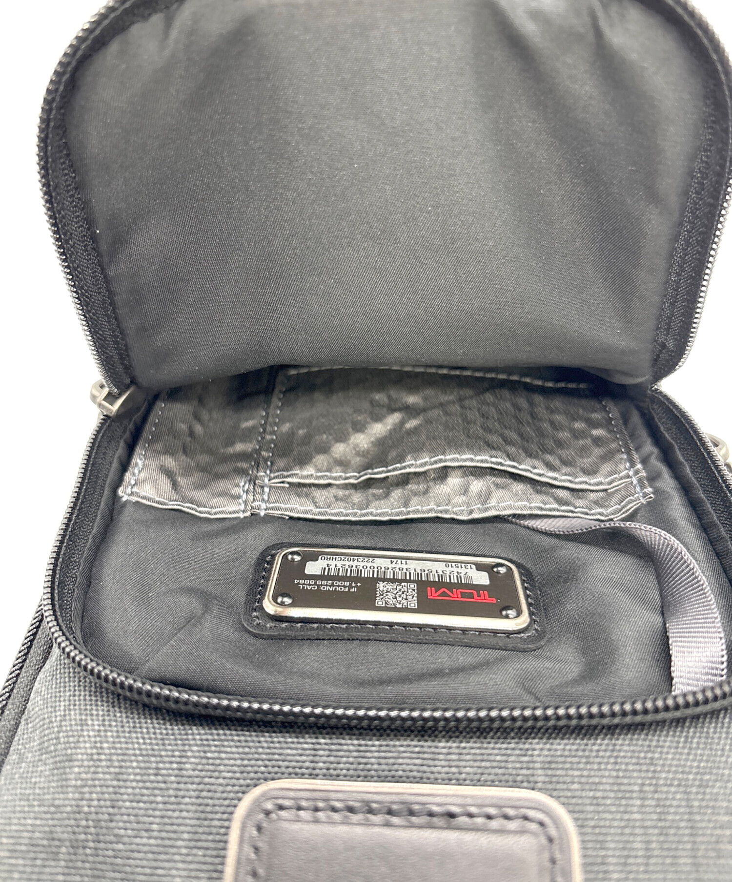 中古・古着通販】TUMI (トゥミ) fife slim sling bag ブラック 未使用
