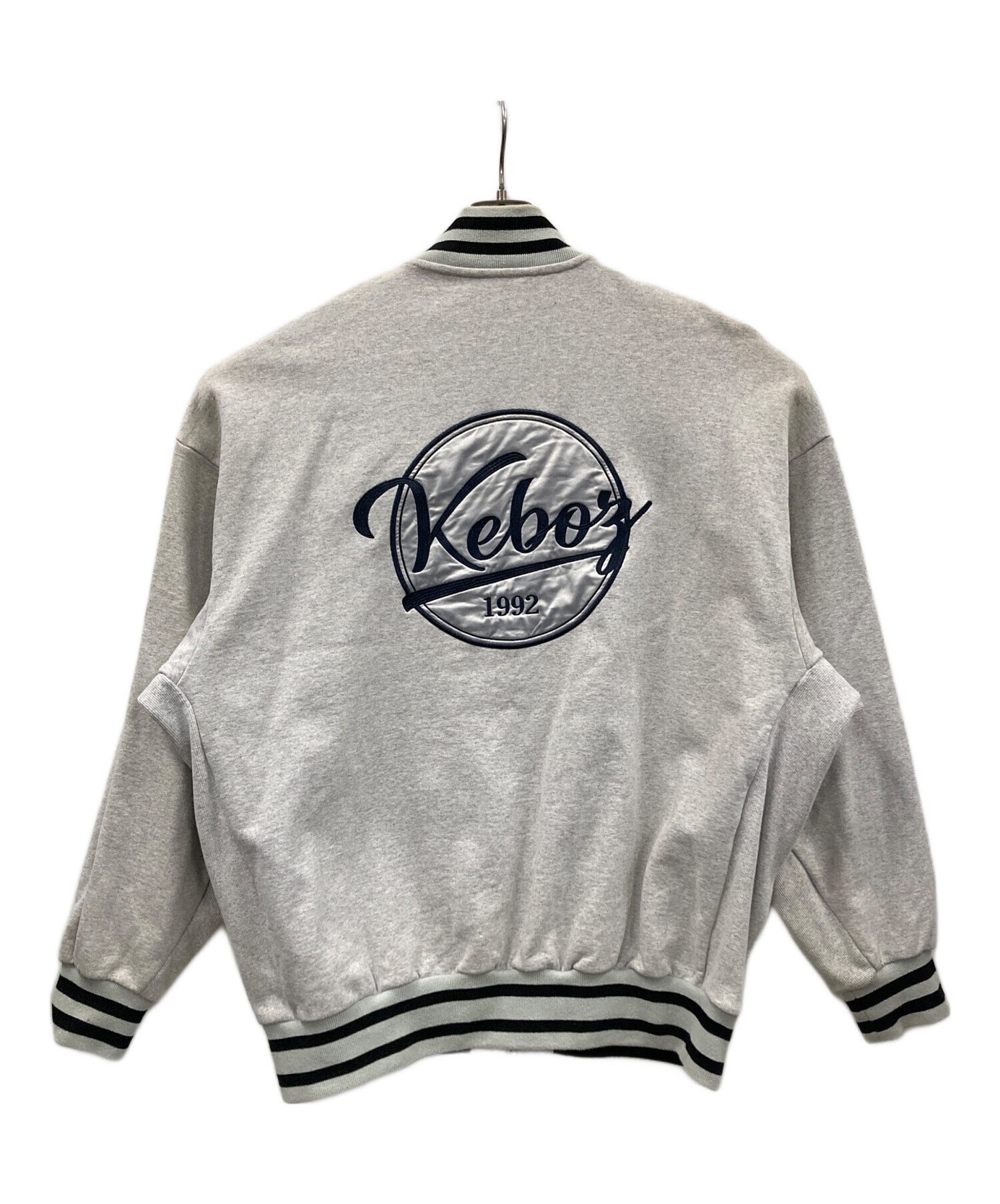 中古・古着通販】KEBOZ (ケボズ) スタジャン 刺繍ロゴ グレー サイズ