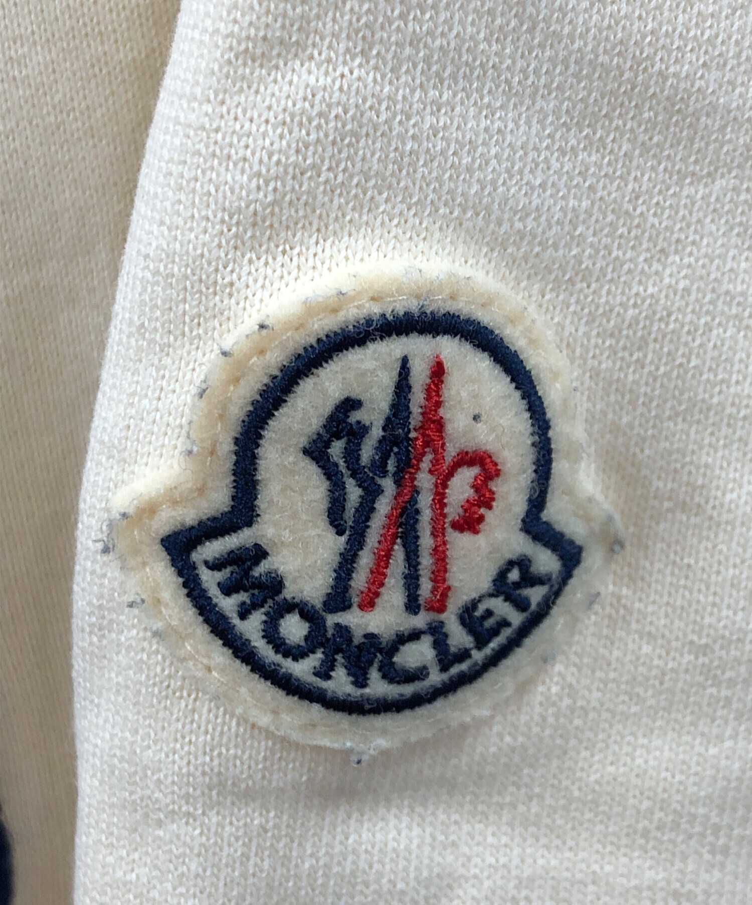 未使用タグ付き モンクレール スウェット センター刺繍 ラバープレート付き 中古・古着通販】MONCLER (モンクレール) フロント刺繍スウェット オフ
