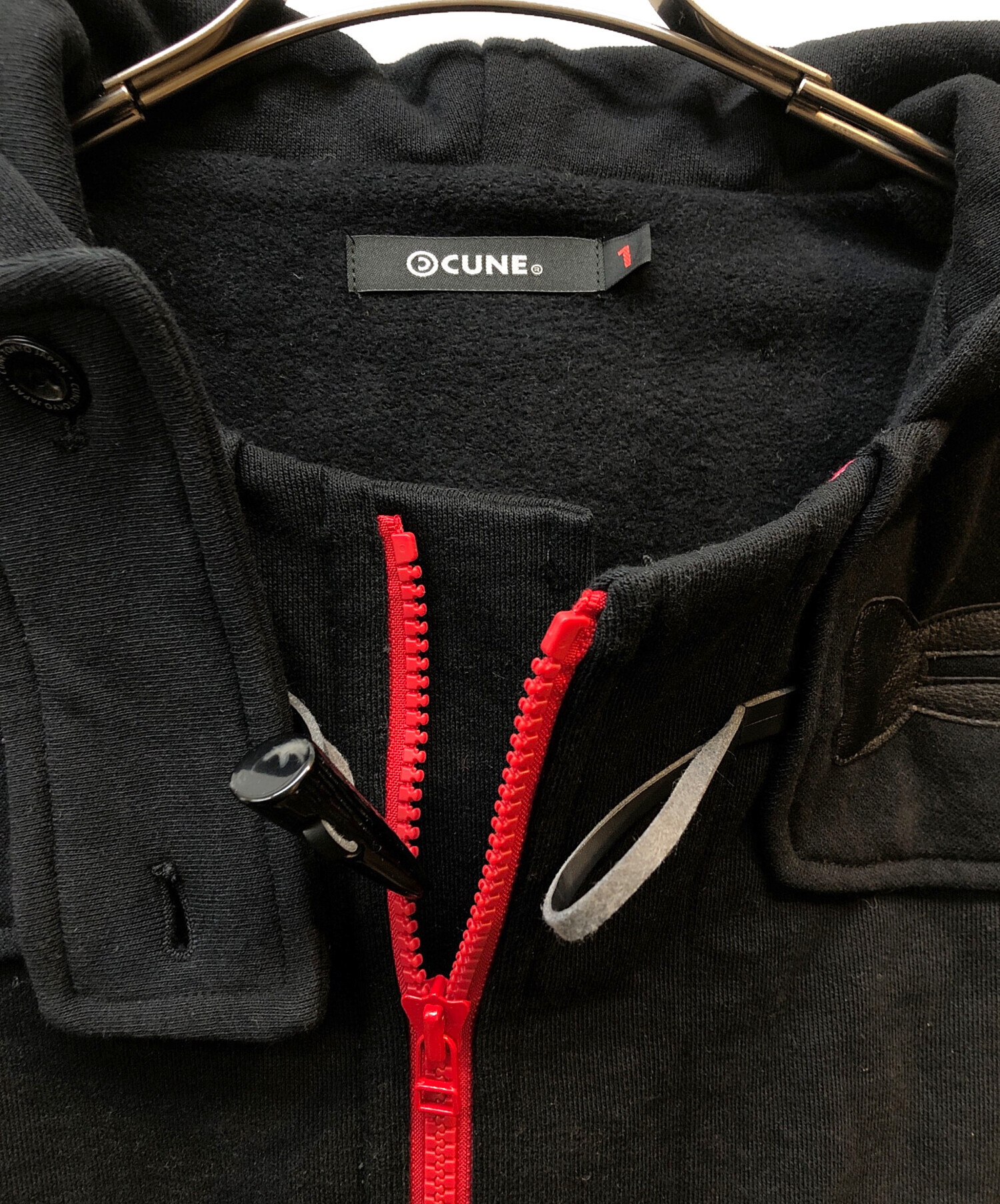 中古・古着通販】CUNE (キューン) うさぎロゴプリントレザーパッチ裏毛