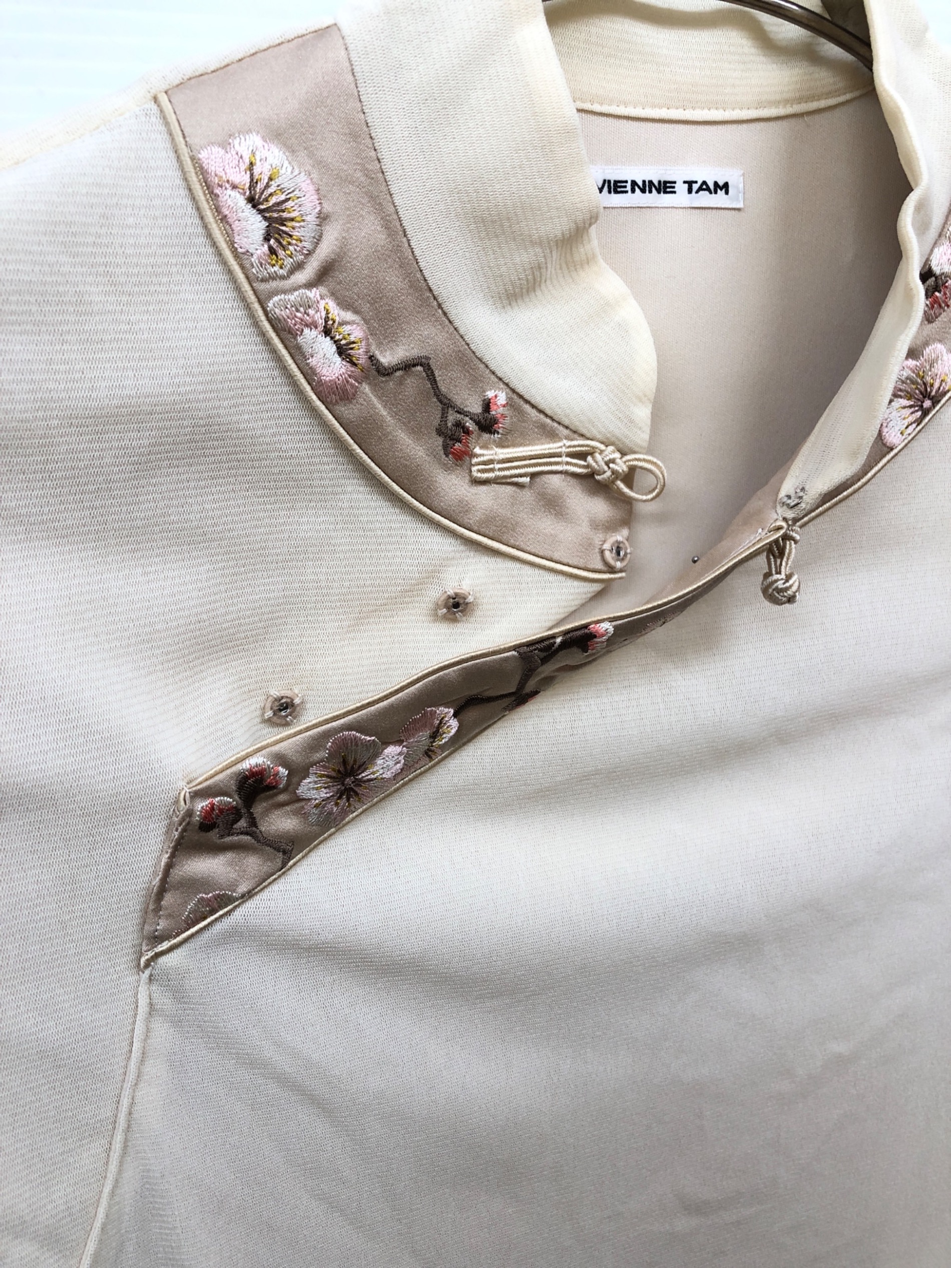 ヴィヴィアンタムのチャイナトップス 2月末までお値下げ中です‼️ 中古・古着通販】VIVIENNE TAM (ヴィヴィアンタム) 桜と椿 チャイナ