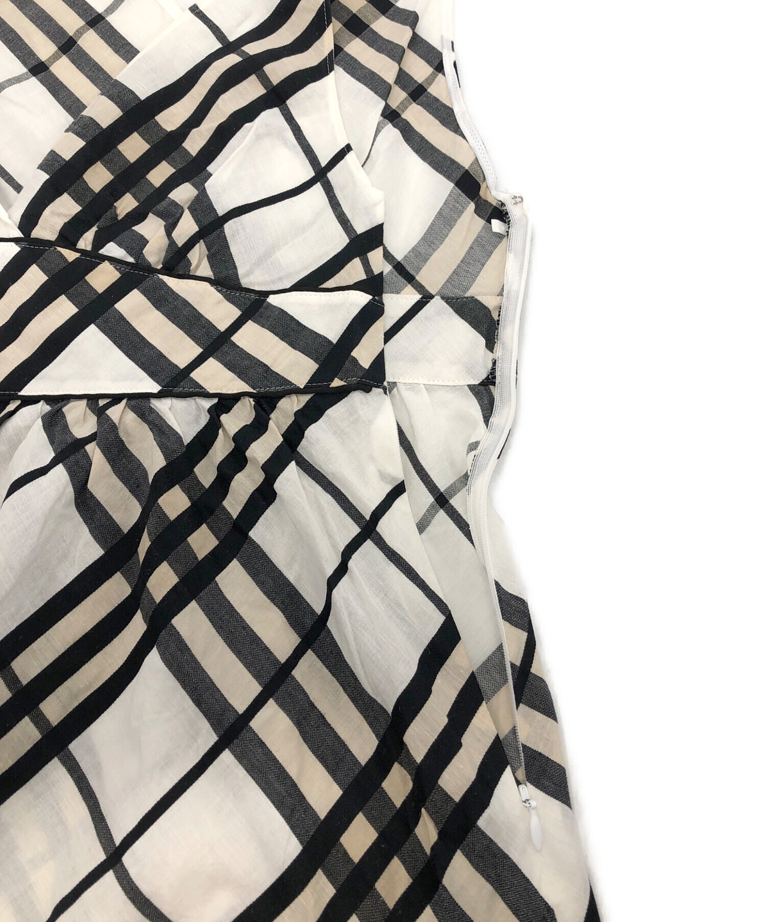 BURBERRY ブルーレーベル チェック柄 Vネック ピチT 海外girl 中古・古着通販】BURBERRY BLUE LABEL (バーバリー ブルー レーベル