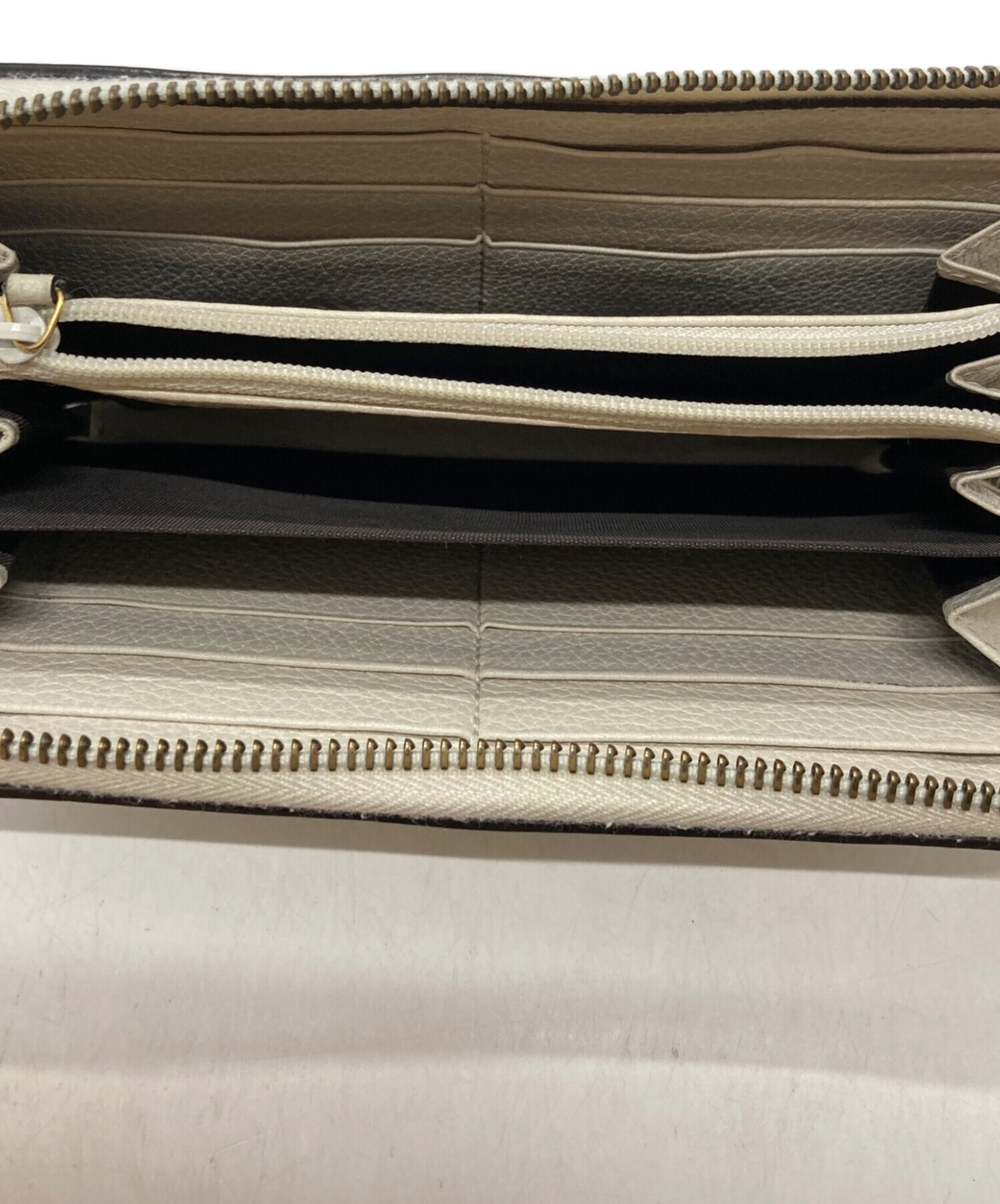 も*も様 GUCCI ヴィンテージデザイン ラウンドファスナー 二つ折り財布 ブ 中古・古着通販】GUCCI (グッチ) ラウンドファスナー財布 ホワイト
