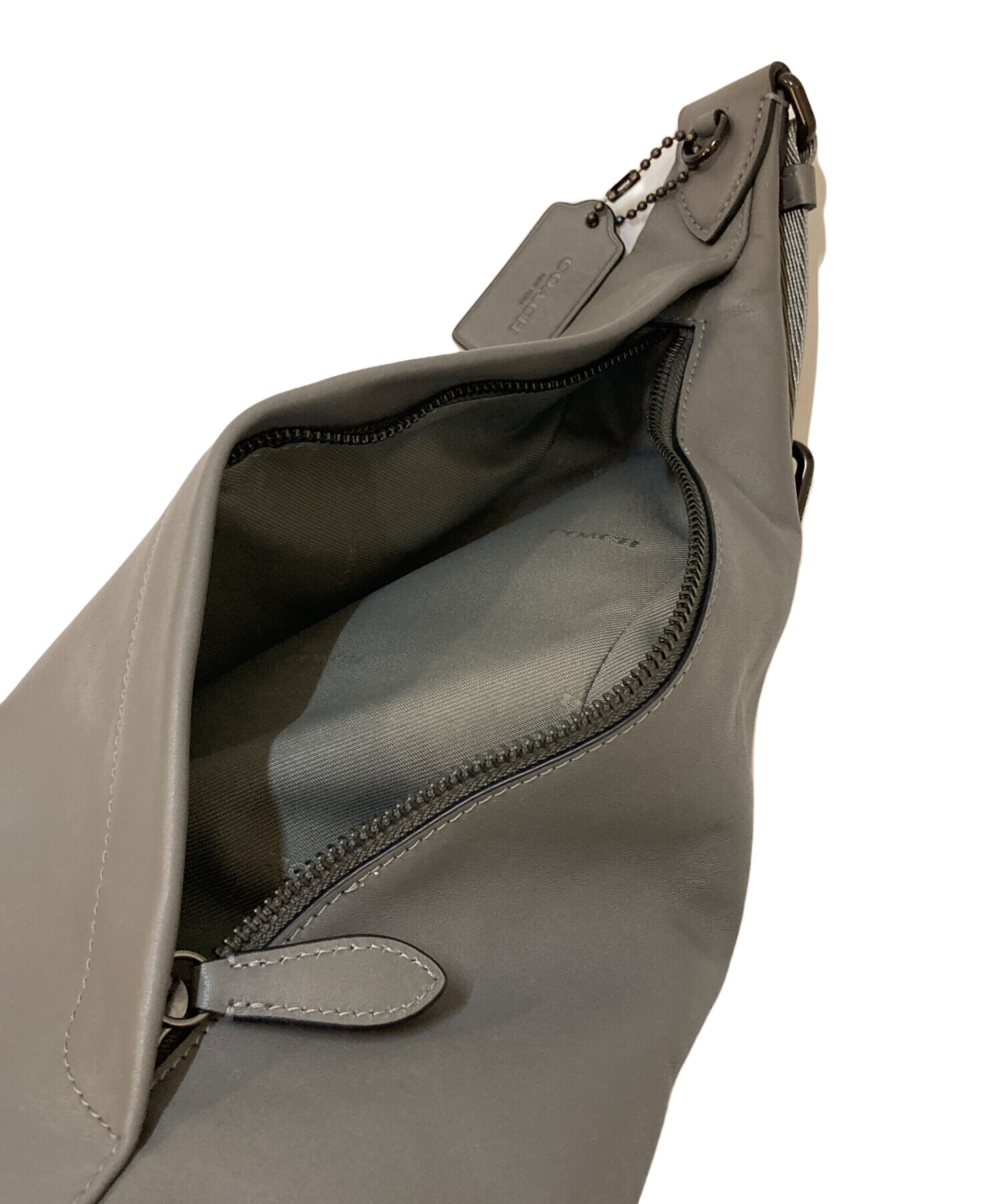 中古・古着通販】COACH (コーチ) Triangle Sling Bag グレー｜ブランド