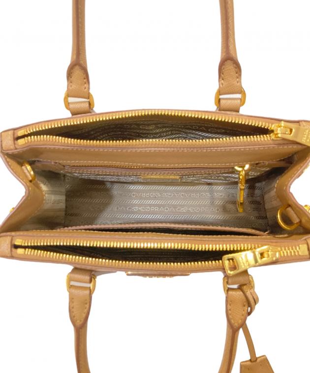 プラダ ベージュカラーショルダーストラップ付きで2WAY♪ プラダ ベージュカラーショルダーストラップ付きで2WAY♪ 中古・古着