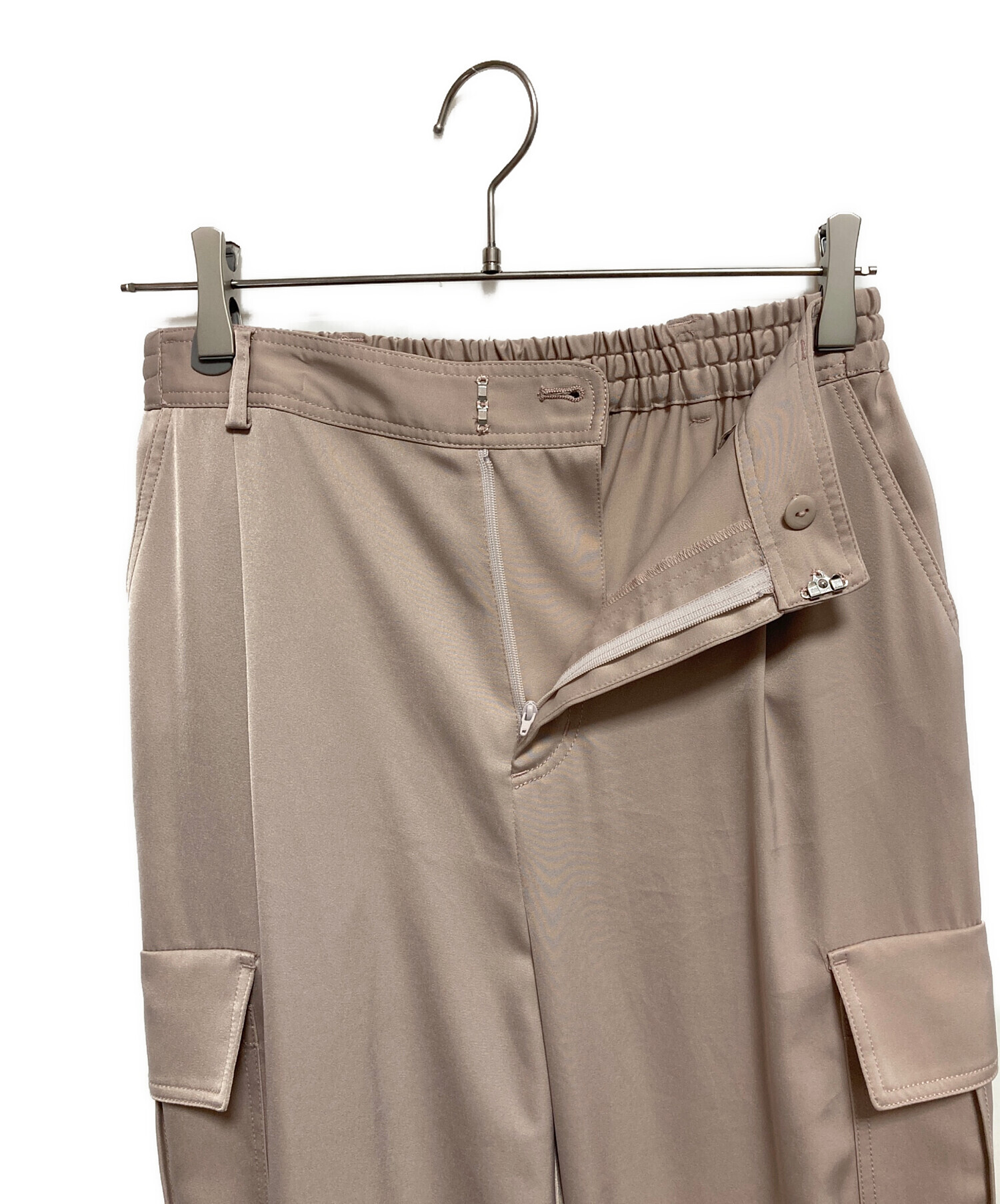 週末限定価格！新品未使用！アルページュストーリー　サテンカーゴパンツ 週末限定価格！新品未使用！アルページュストーリー サテンカーゴパンツ