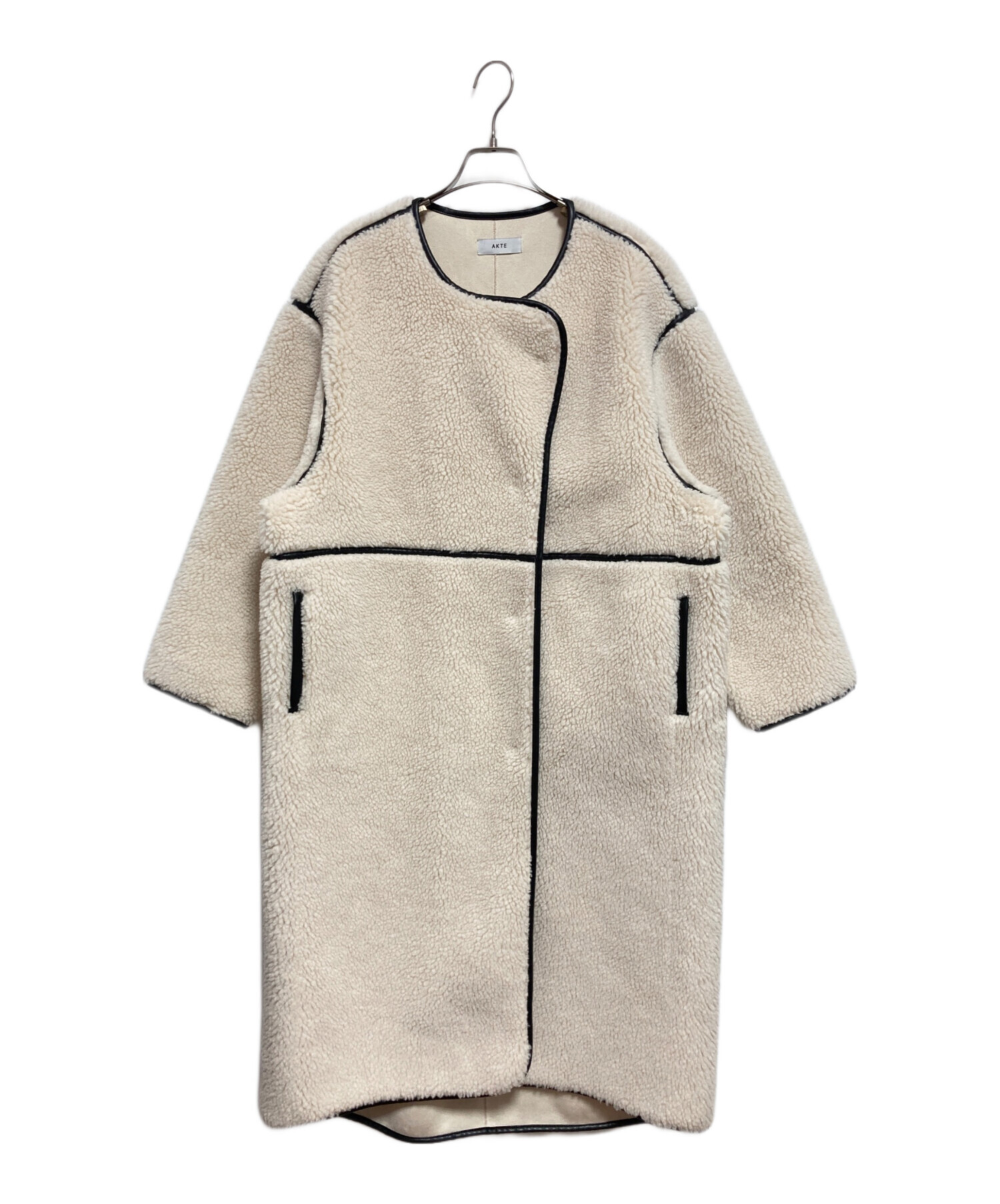 中古・古着通販】AKTE (アクテ) トリミングロングボアコート ホワイト
