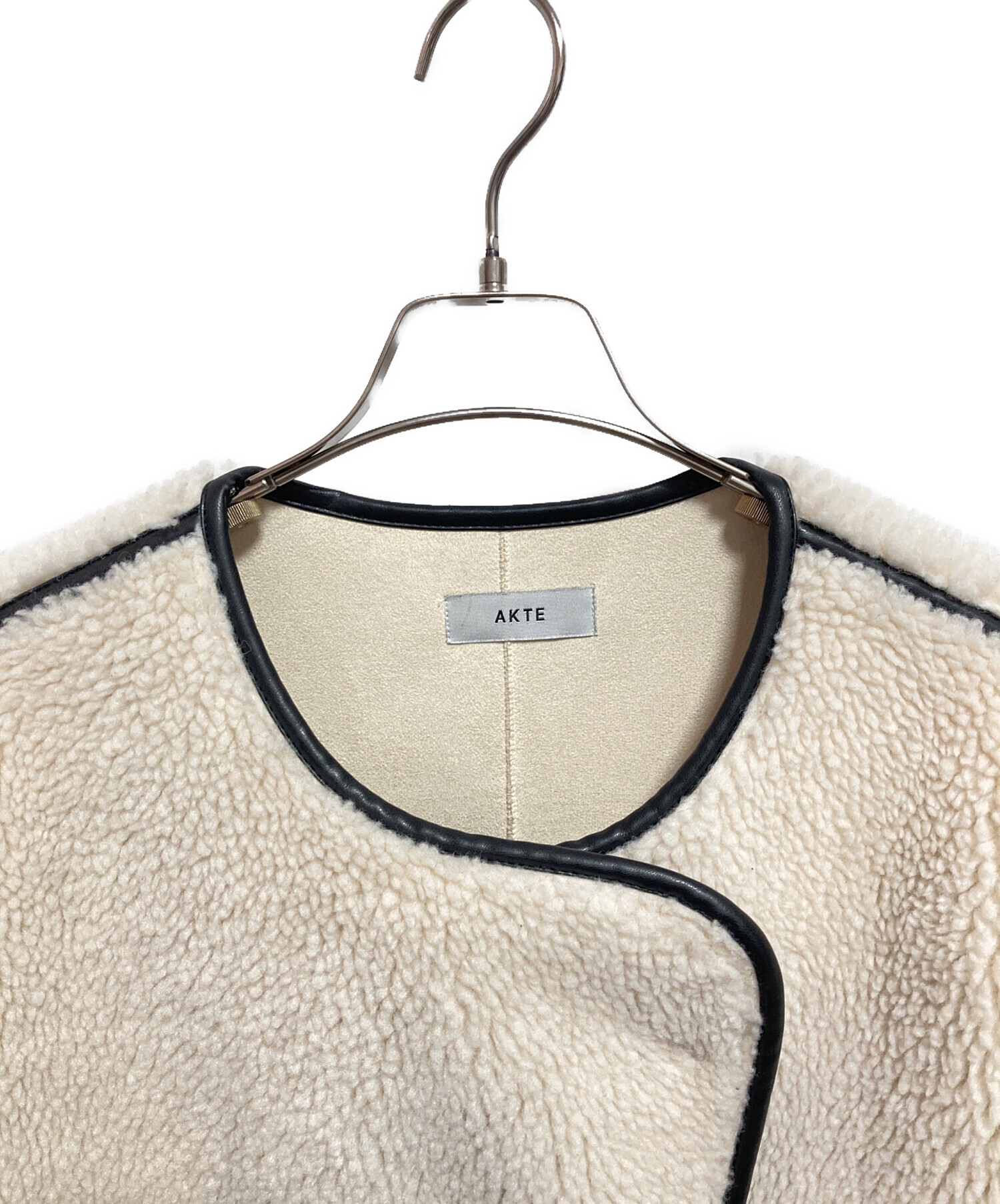 中古・古着通販】AKTE (アクテ) トリミングロングボアコート ホワイト