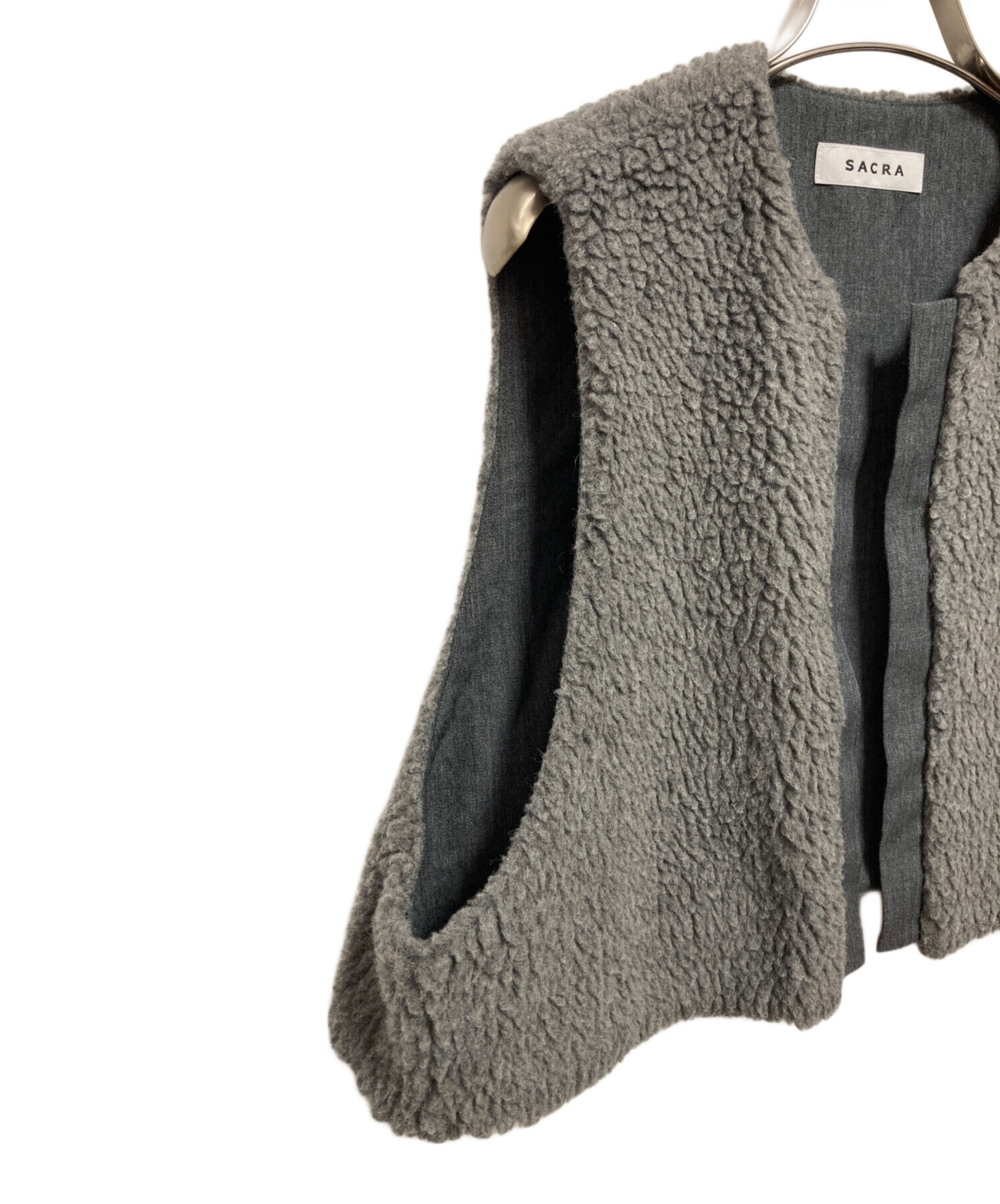 SACRA サクラ ボアプードル ファーベスト グレー ベスト 中古・古着通販】SACRA (サクラ) プードルファー ショートジレベスト