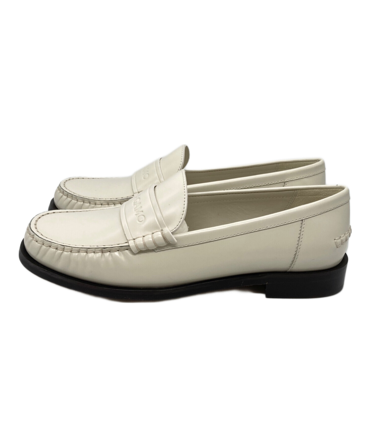 フェラガモ　フラットシューズ シルバー シルバー（銀色）系 FERRAGAMO(フェラガモ) 靴・シューズ(レディース