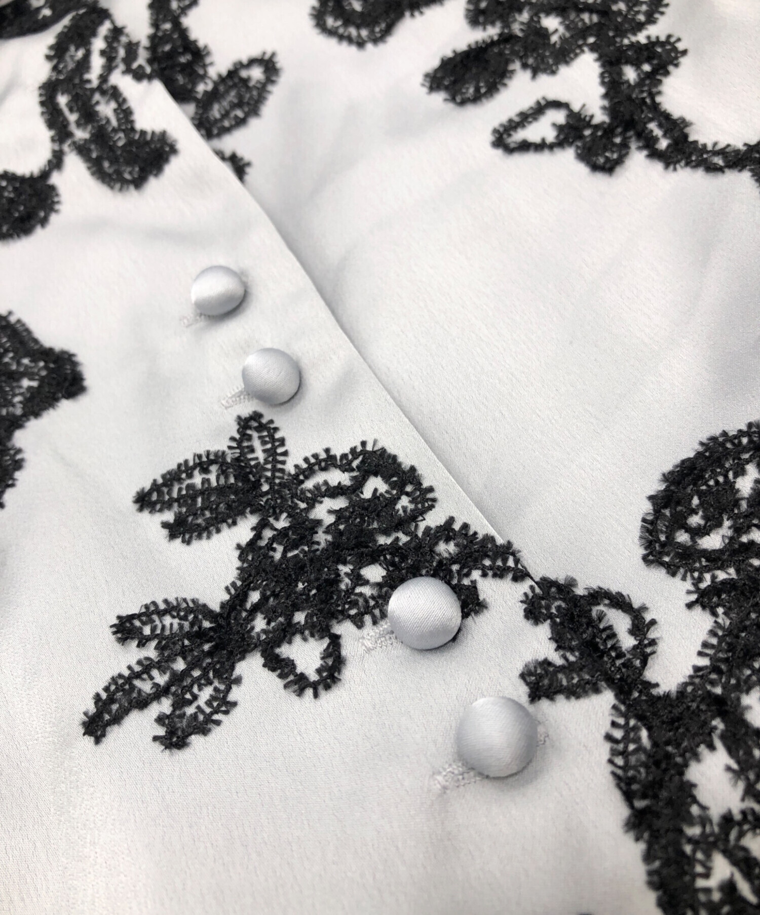中古・古着通販】Ameri (アメリ) MOLE YARN EMBROIDERY SATIN SHIRT 