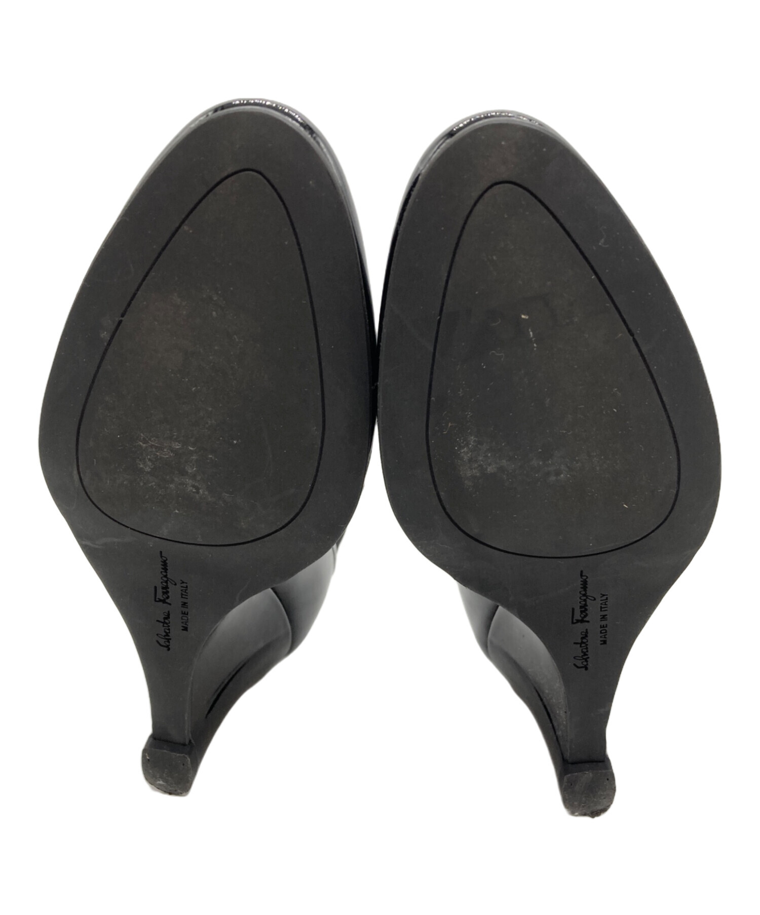 未使用　フェラガモ　ブラックエナメルミュール 中ヒール　7 フェラガモ ミュール 中古 黒 未使用 フェラガモ ブラックエナメル
