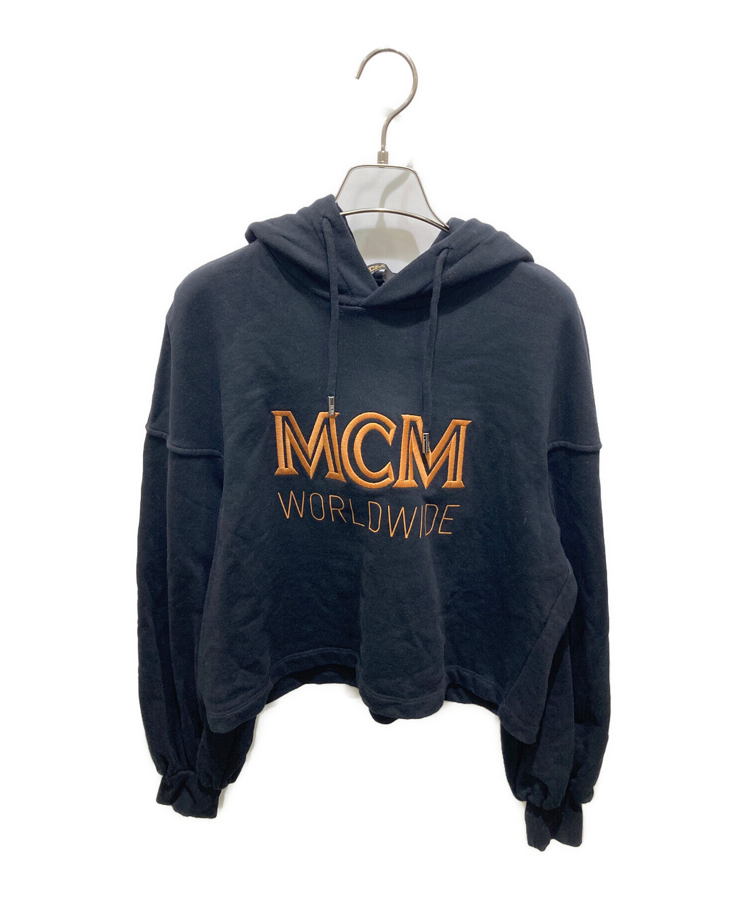 中古・古着通販】MCM (エムシーエム) ロゴ短丈パーカー ブラック 中古・古着通販】MCM (エムシーエム) ロゴ短丈パーカー ブラック