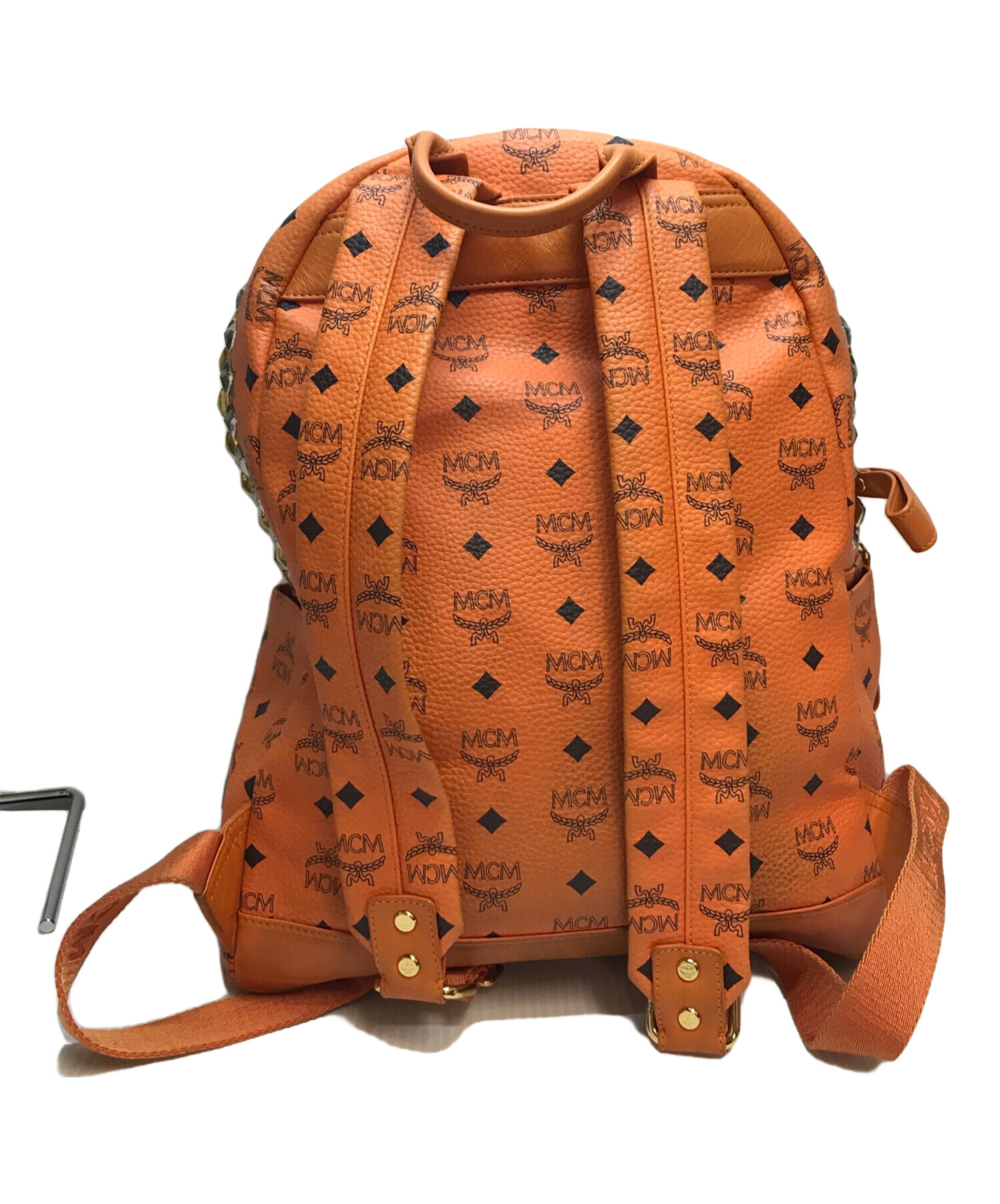 MCM オレンジレザーバッグ 中古・古着通販】MCM (エムシーエム) スタッズレザーリュック オレンジ