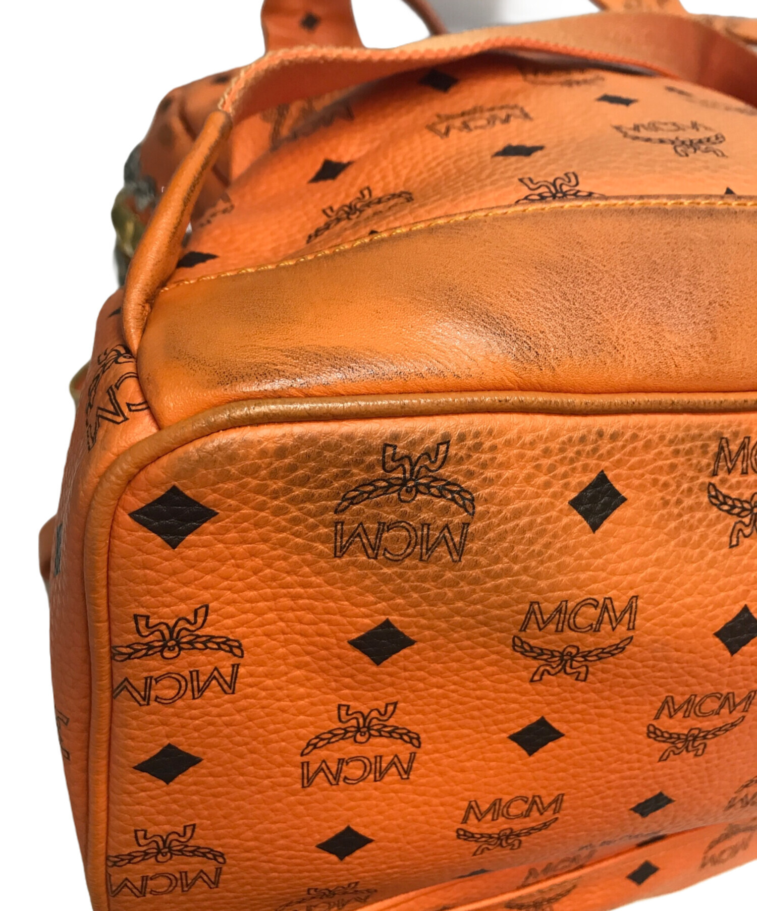 MCM オレンジレザーバッグ 中古・古着通販】MCM (エムシーエム) スタッズレザーリュック オレンジ