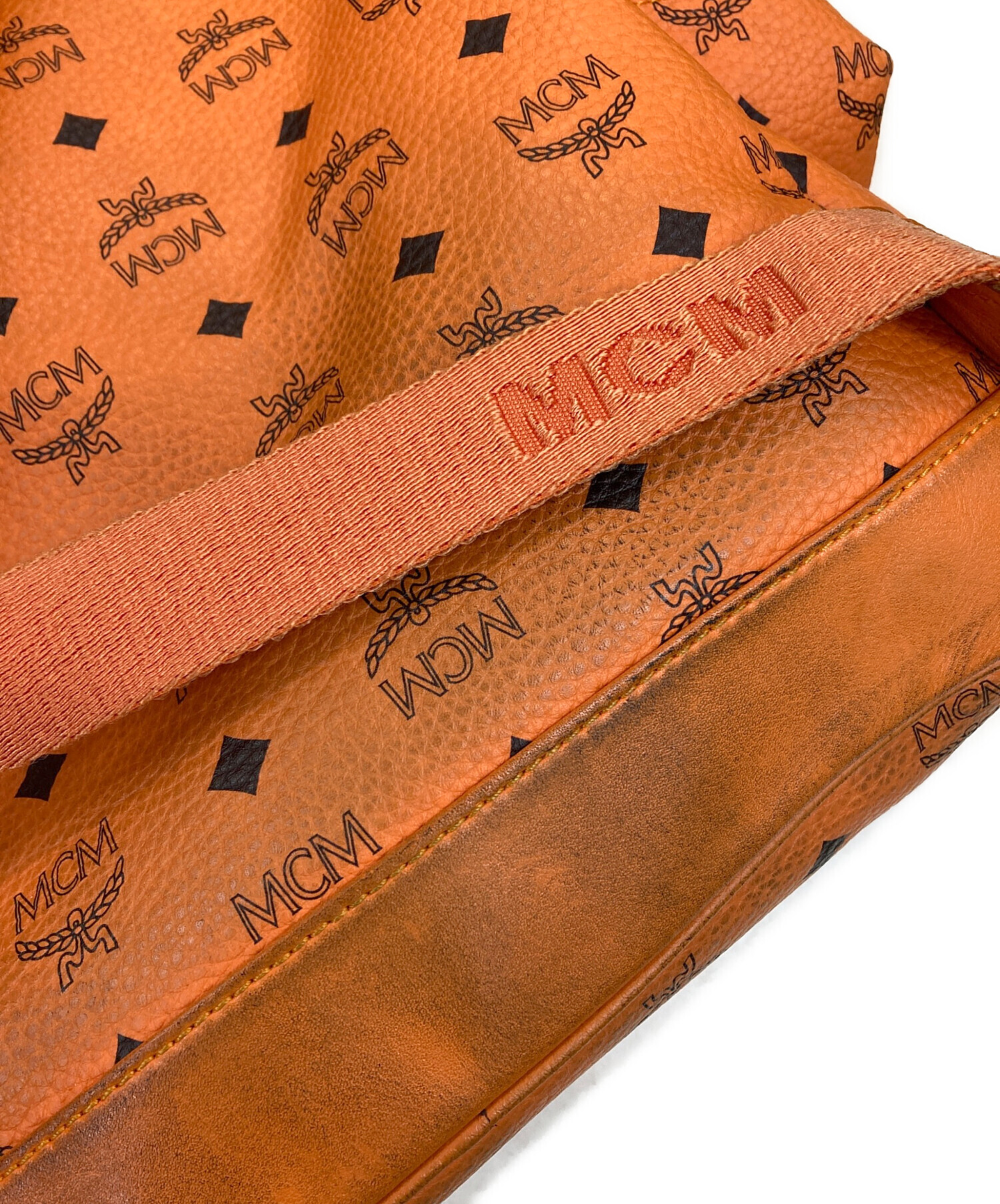 中古・古着通販】MCM (エムシーエム) スタッズレザーリュック オレンジ