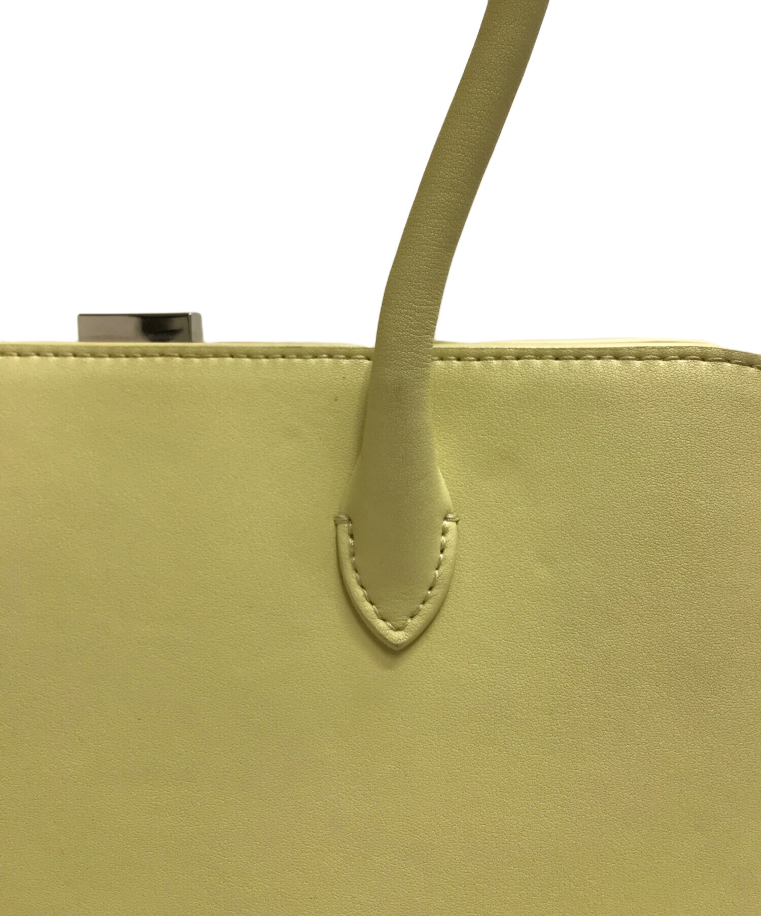 VASIC イエローハンドバッグ 人目を惹くシャーベットイエローのシプレ。くすみのあるトーンが洒脱な
