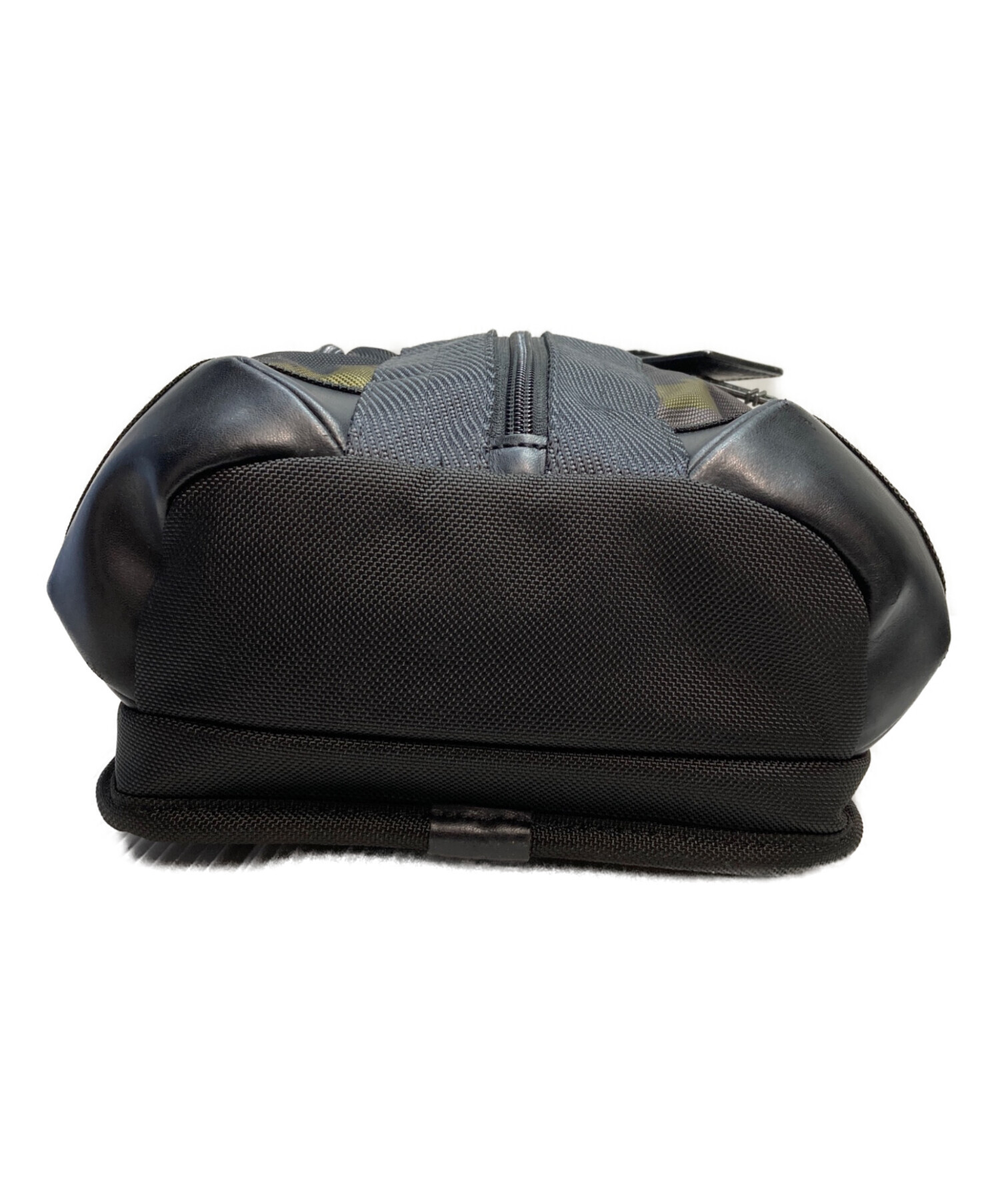 中古・古着通販】TUMI (トゥミ) カモフラスリングバッグ ブラウン