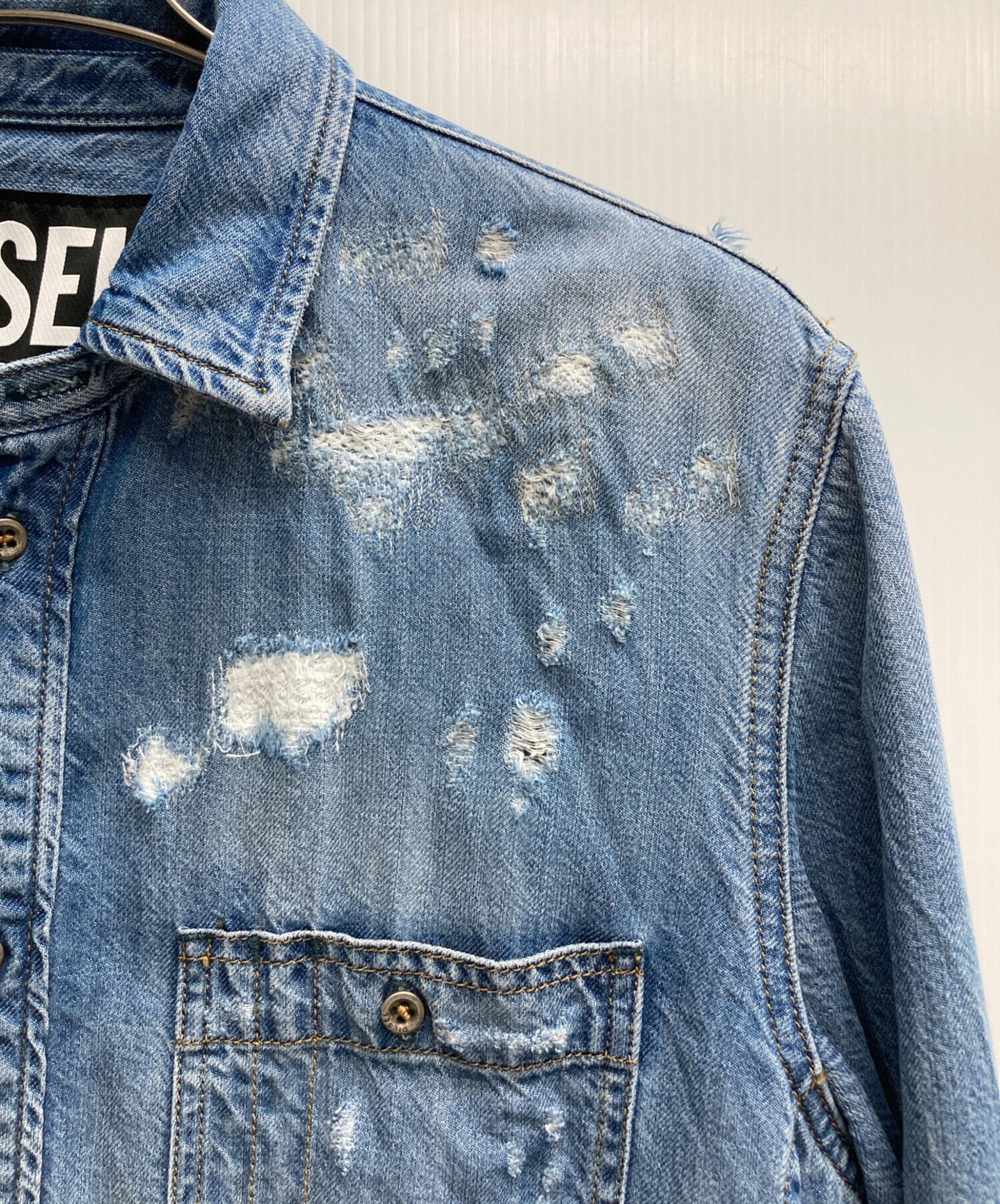 中古・古着通販】DIESEL (ディーゼル) ダメージ加工デニムシャツ 中古・古着通販】DIESEL (ディーゼル) ダメージ加工デニムシャツ