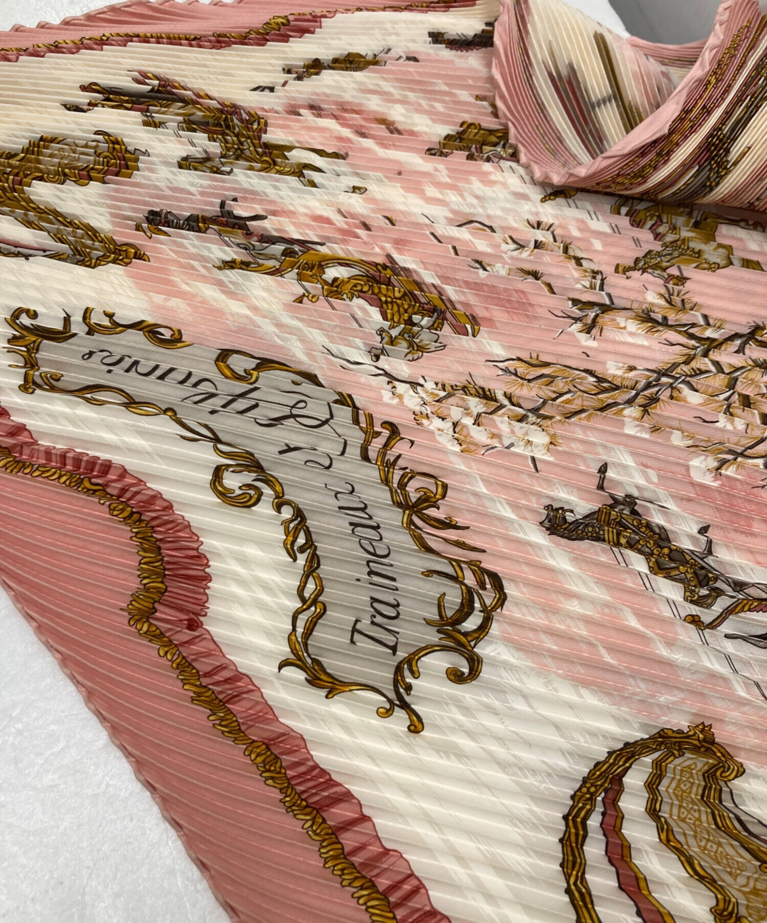 Hermès シルク プリーツ スカーフ 赤 ゴールド系 Hermès シルク プリーツ スカーフ 赤 ゴールド系 エルメス Hermes