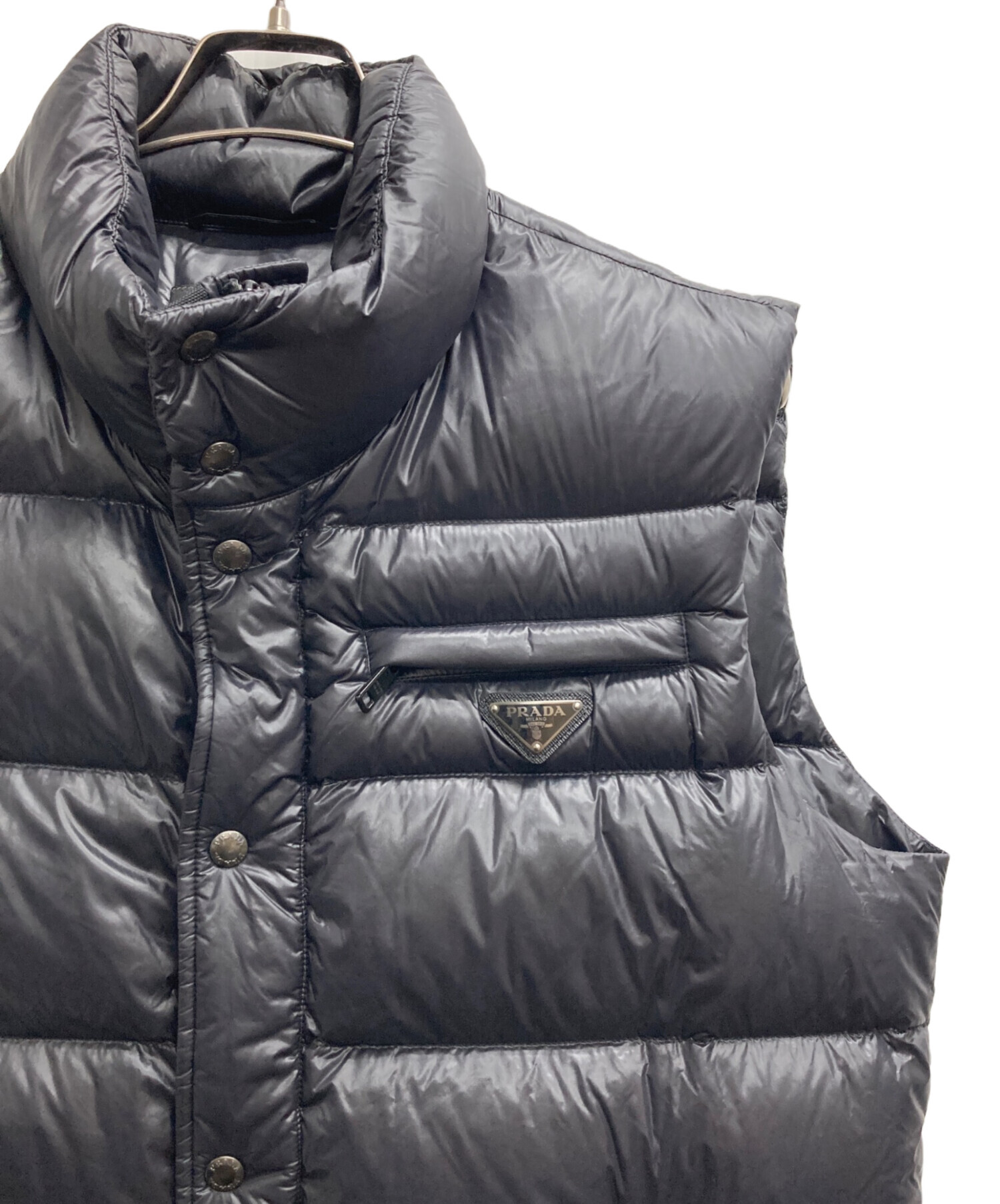 PRADA プラダ トライアングルプレート 三角ロゴ ダウンベスト 黒 44 PRADA】プラダ『三角ロゴ トライアングルプレート ダウンベスト size56