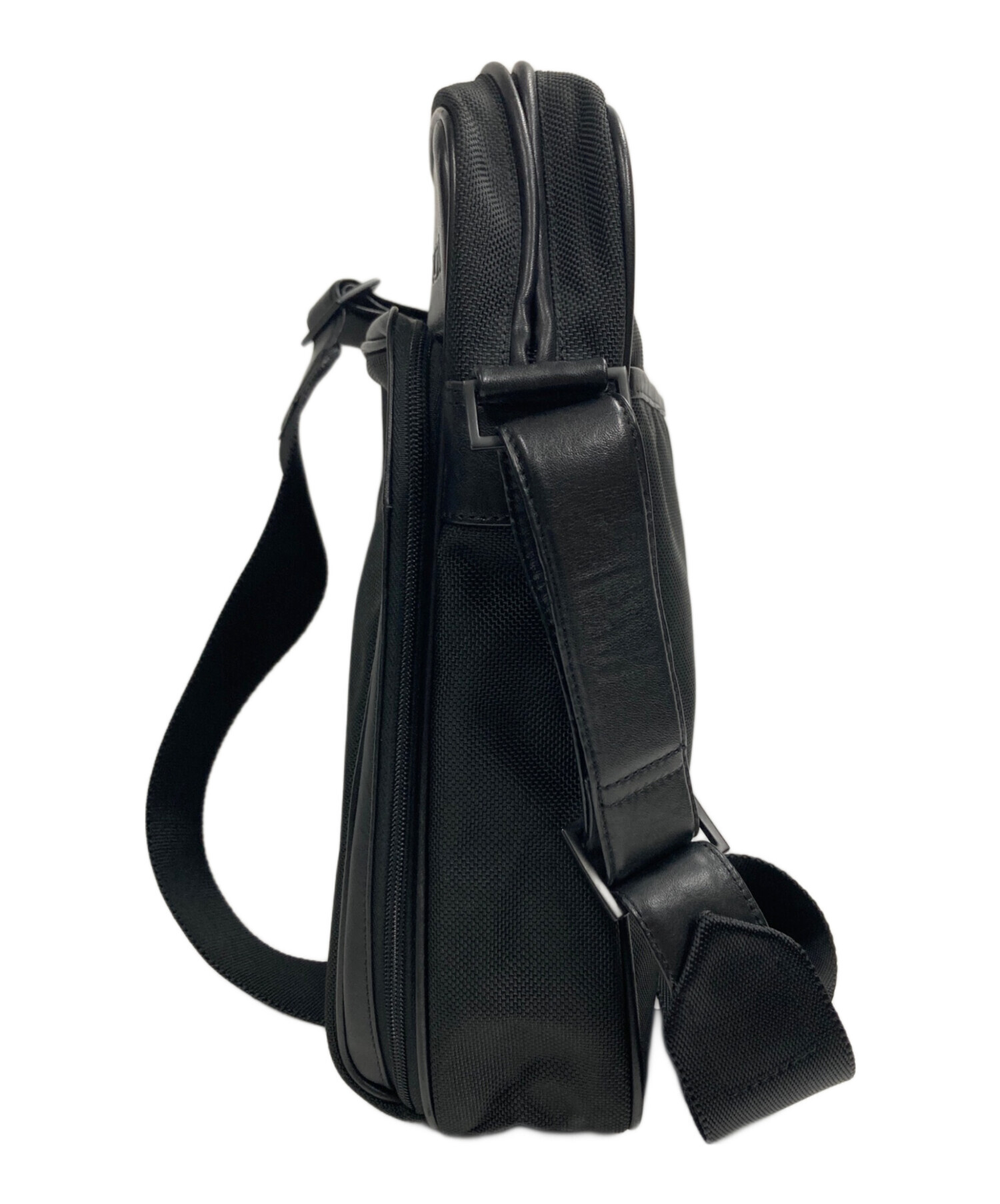 【美品・5月10日限り13,000円に値下】TUMI ブラック ショルダーバッグ 中古・古着通販】TUMI (トゥミ) ナイロンレザーショルダーバッグ