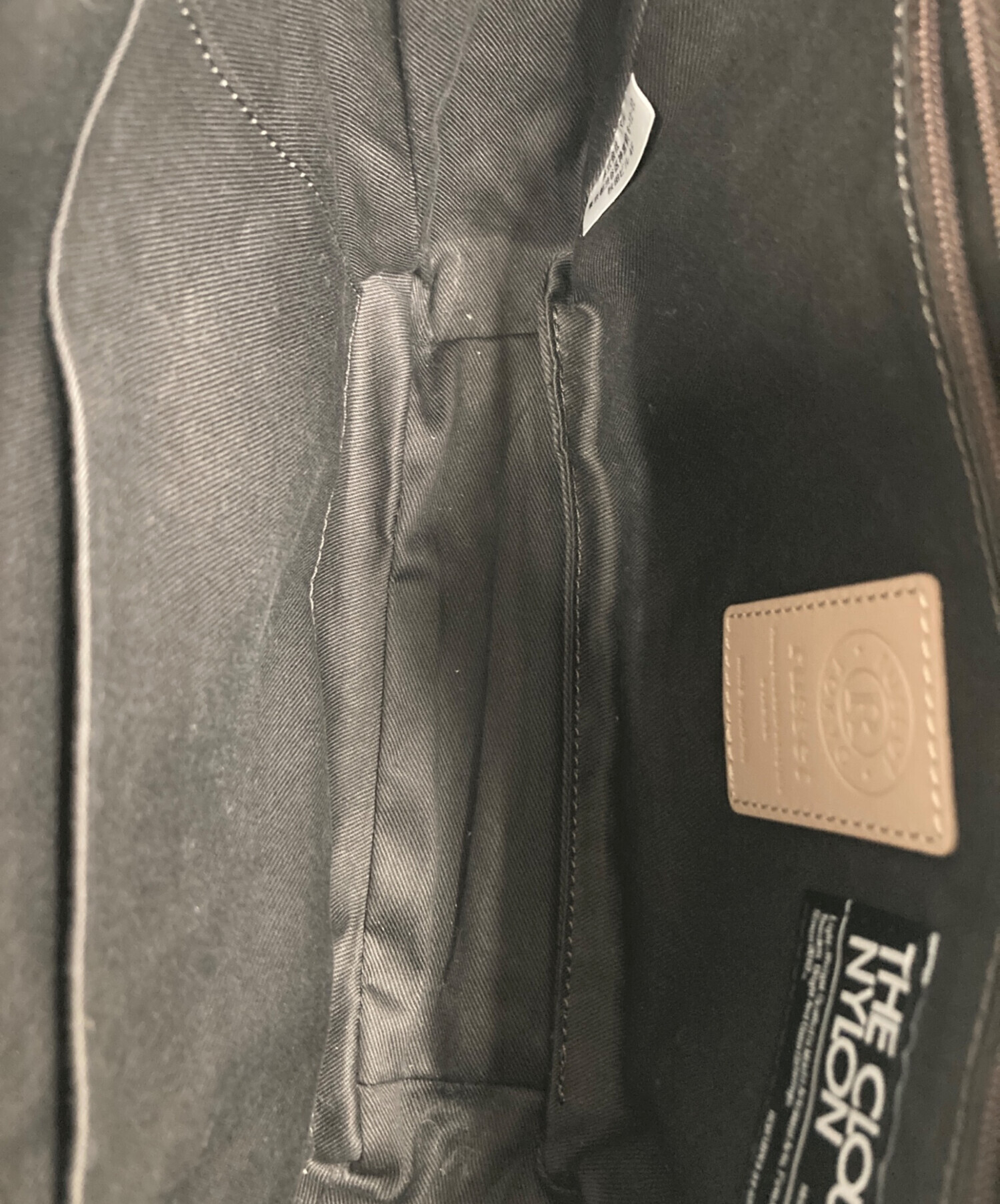 ラシット　アシンメトリーボディバッグ【THE CLOUDS NYLON】 中古・古着通販】russet (ラシット) the clouds nylon ショルダー