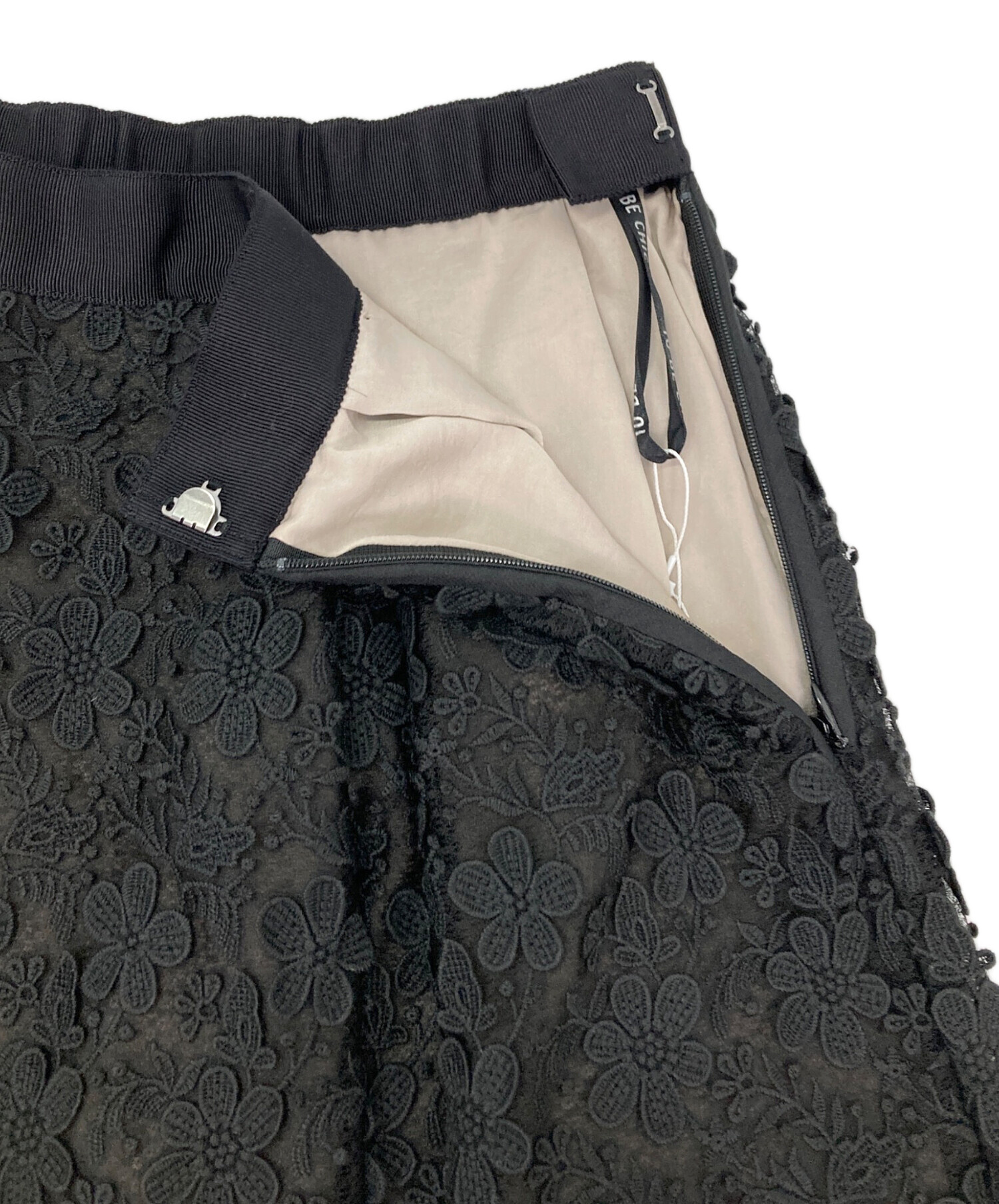 新品　TO BE CHIC トゥービーシック  サイズ 42 スカート タグなし TO BE CHIC - TO BE CHIC(トゥービーシック) スカート サイズ42 L
