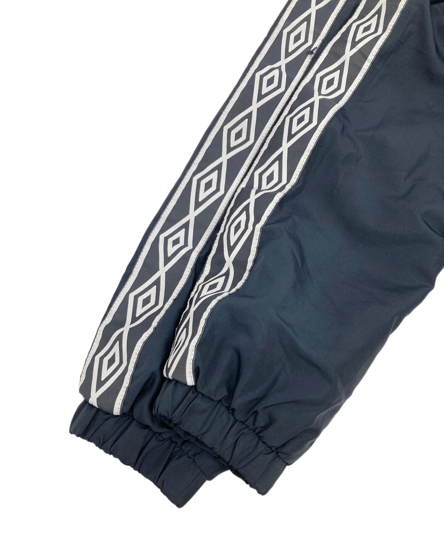 umbro フルジップナイロンジャケット ネイビー/クリーム umbro フルジップナイロンジャケット ネイビー/クリーム 中古・古着