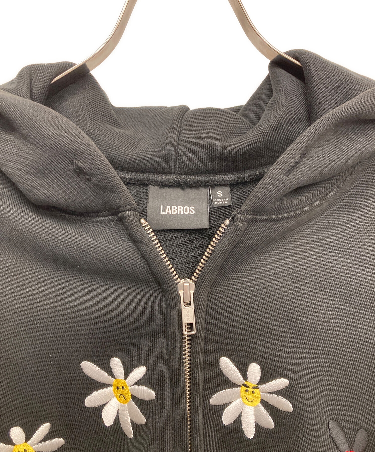 labros パーカー 中古・古着通販】labros (ラブロス) デイジージップパーカー ブラック