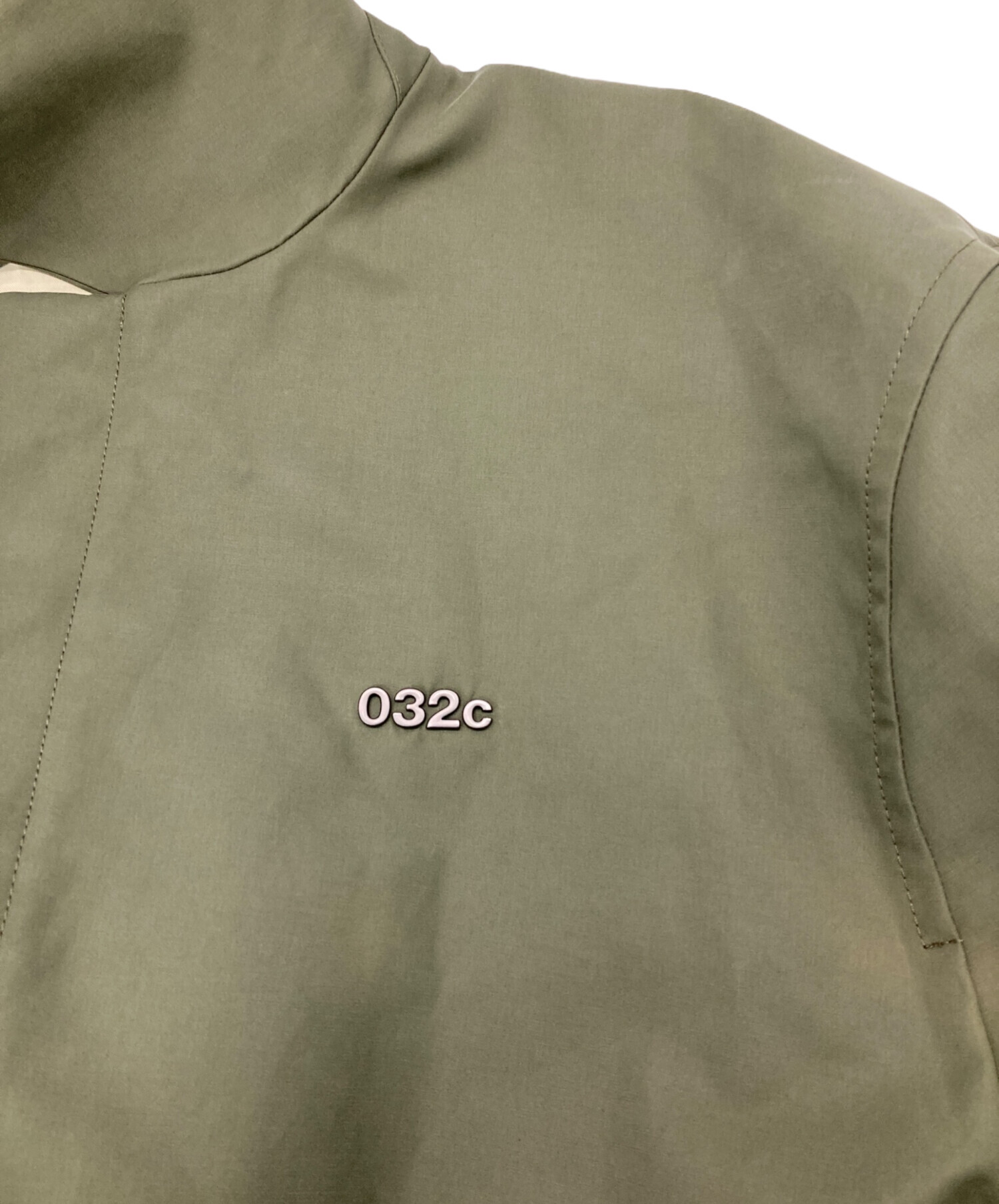 032c トレンチコート オリーブ 中古・古着通販】032c (ゼロスリーツーシー) ロゴプレート トレンチ