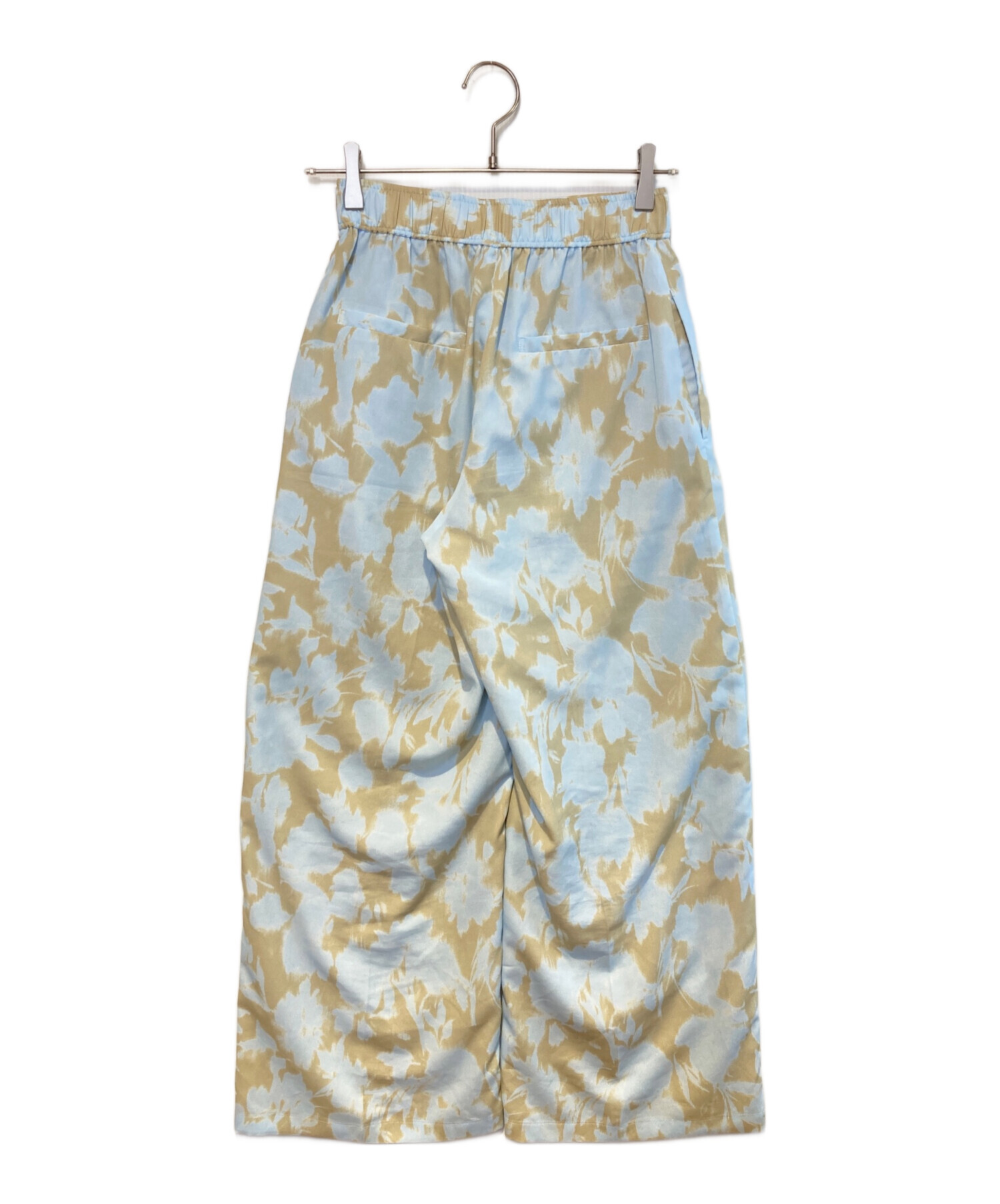 【新品】イエナ 掠りフラワー ピンタックストレートパンツ　34 IENA（イエナ）の「掠りフラワー ピンタックストレートパンツ