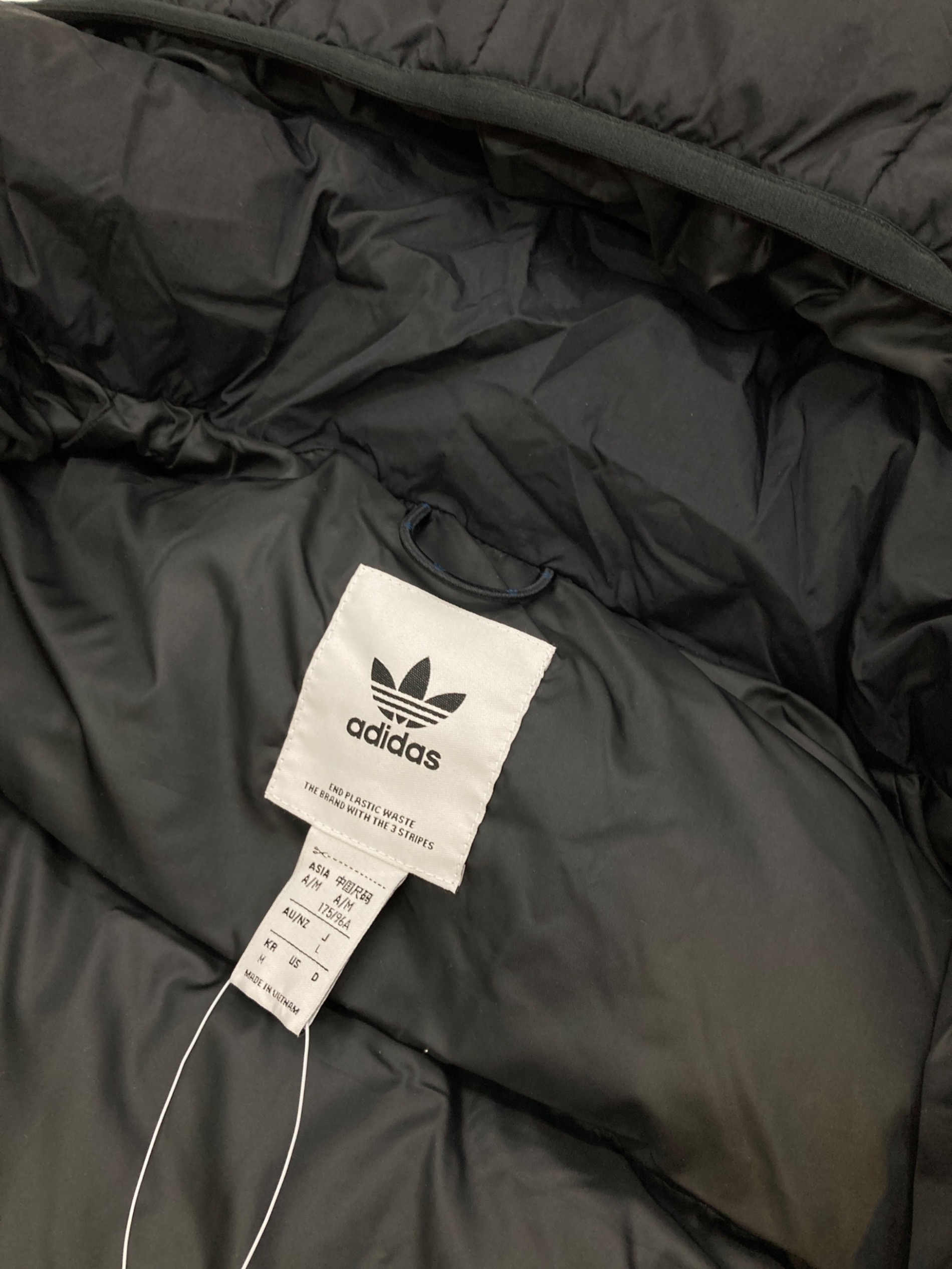 新品、未使用品、アディダス中綿ダウン、サイズLL、カラー黒 adidas 