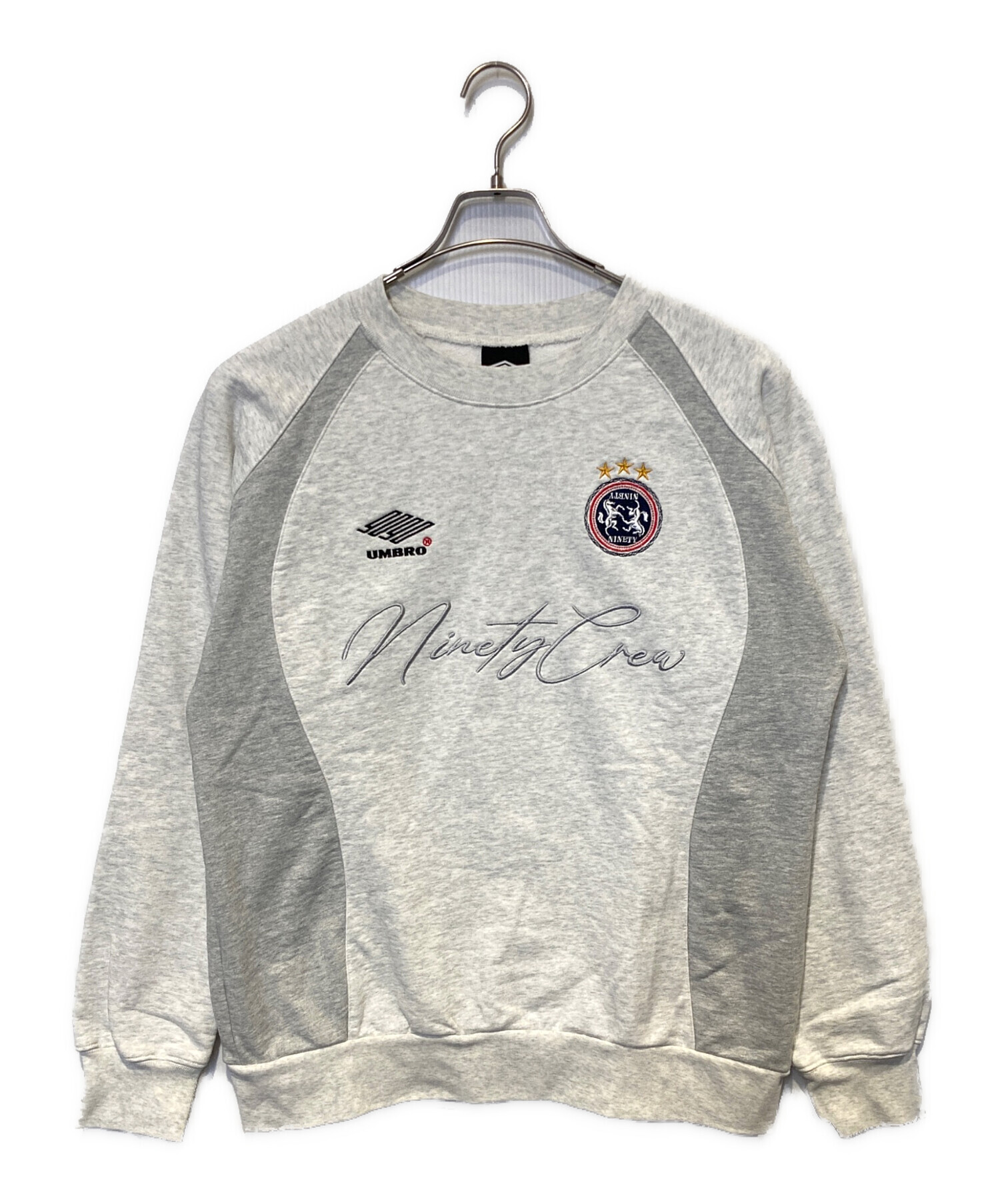 9090 × umbro Emblem Crewneck Sweat グレー 【公式通販】