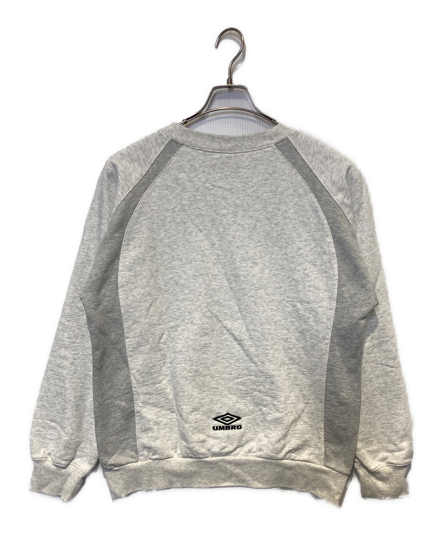 9090 × umbro Emblem Crewneck Sweat グレー 【公式通販】
