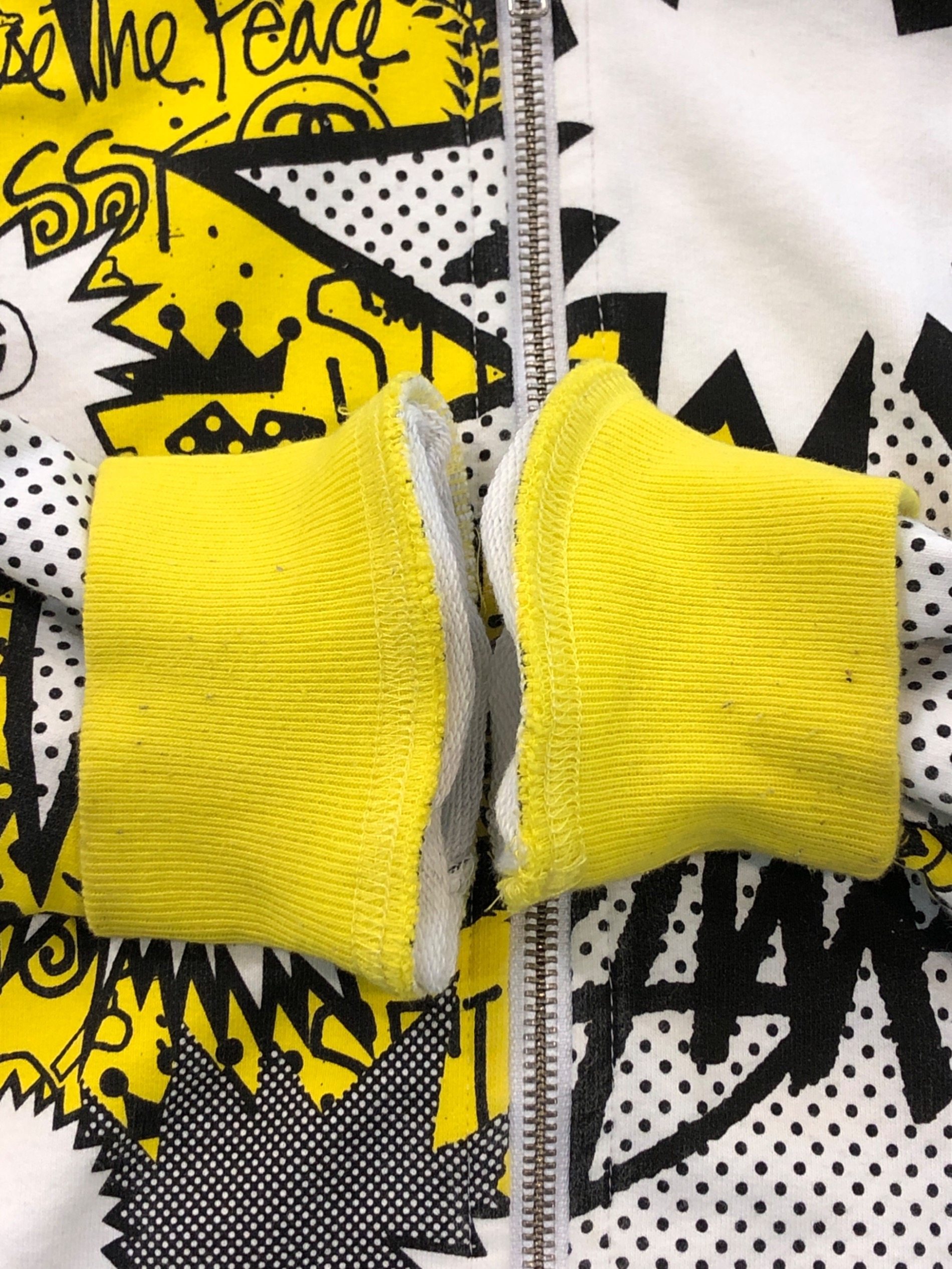 【希少】STUSSY 30周年 XXX 総柄 ジップパーカー イエロー M 中古・古着通販】stussy (ステューシー) コミックプリントパーカー