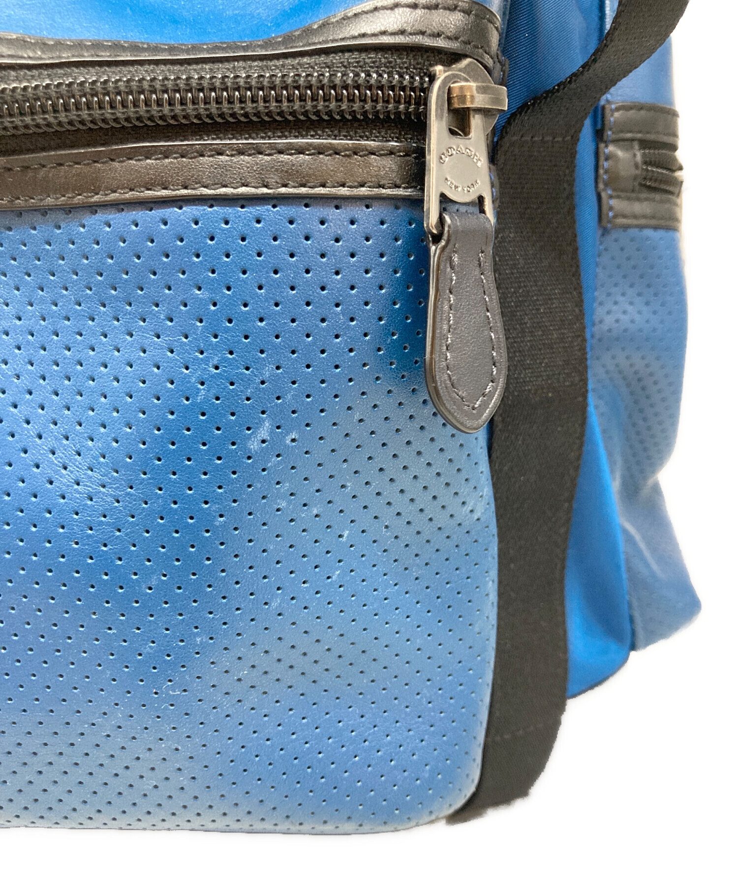 COACH コーチ テレイントレック ナイロン リュック パンチング レザー 青 中古・古着通販】COACH (コーチ) パンチングレザーリュック ブルー