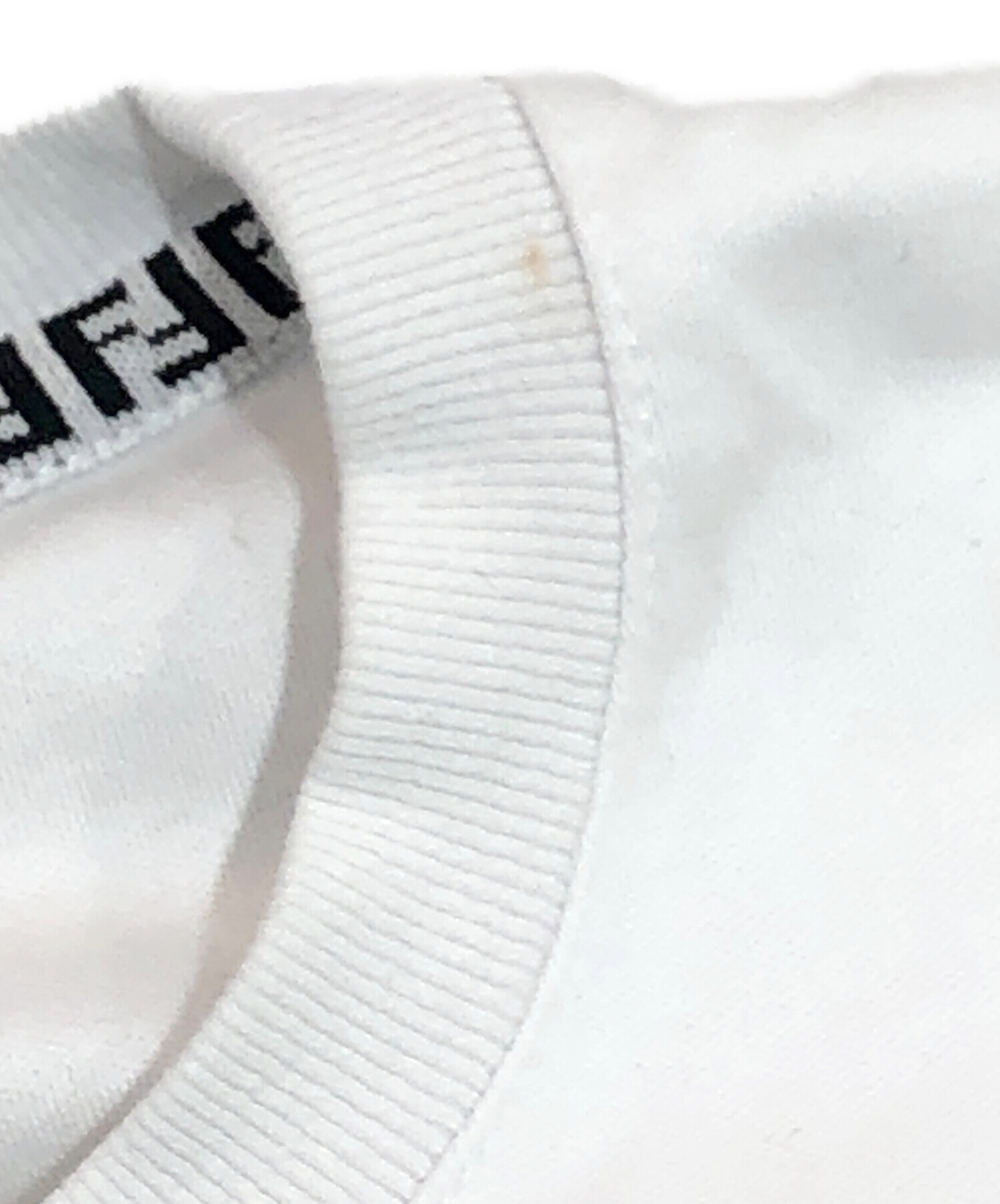 中古・古着通販】FENDI (フェンディ) ロゴエンボス クロップドTシャツ