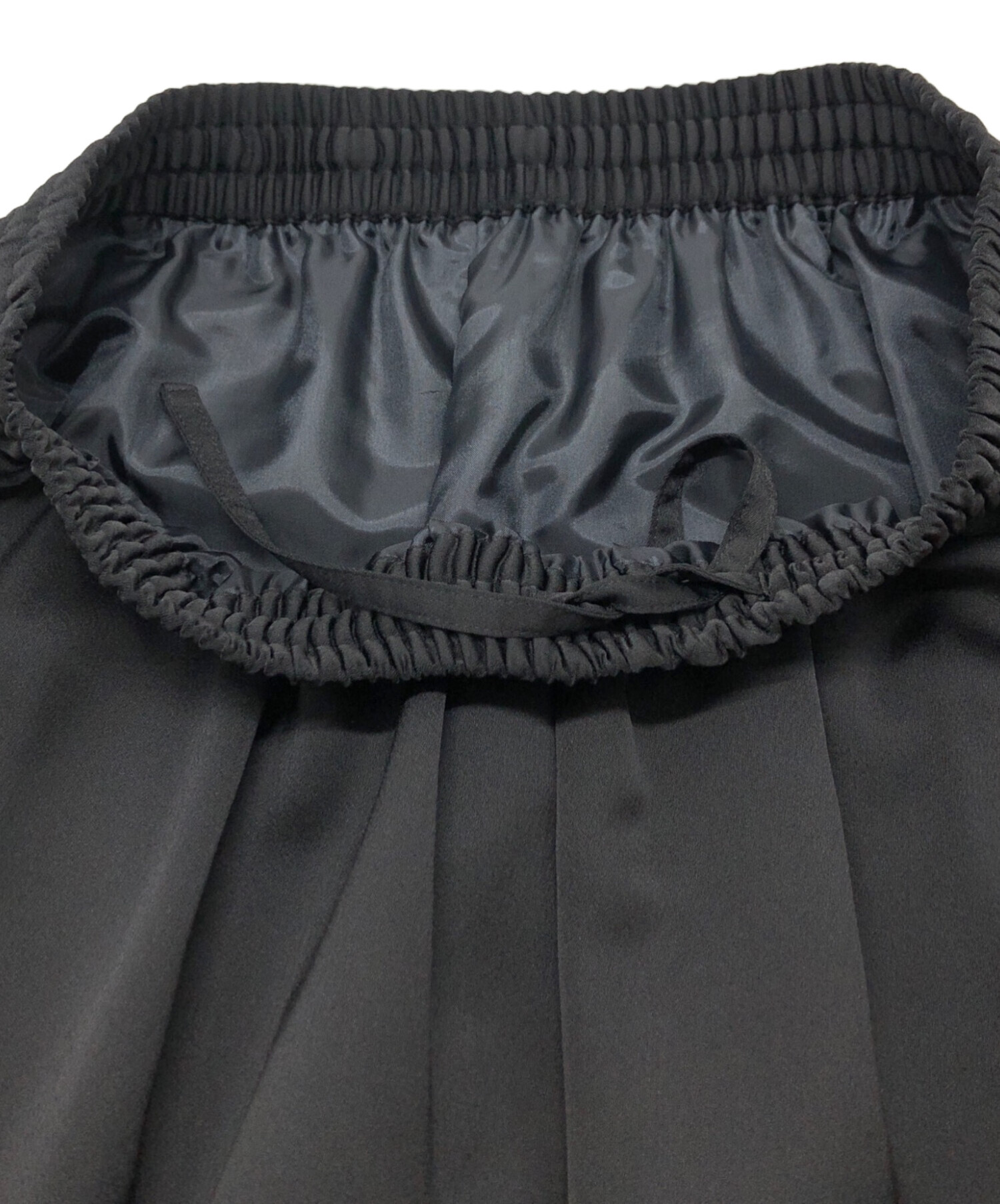 ADORE ブライトサテンスカート（黒）38 【美品】 定価48400円 アドーア ADORE ブライトサテンスカート （ブラック） - ファッション