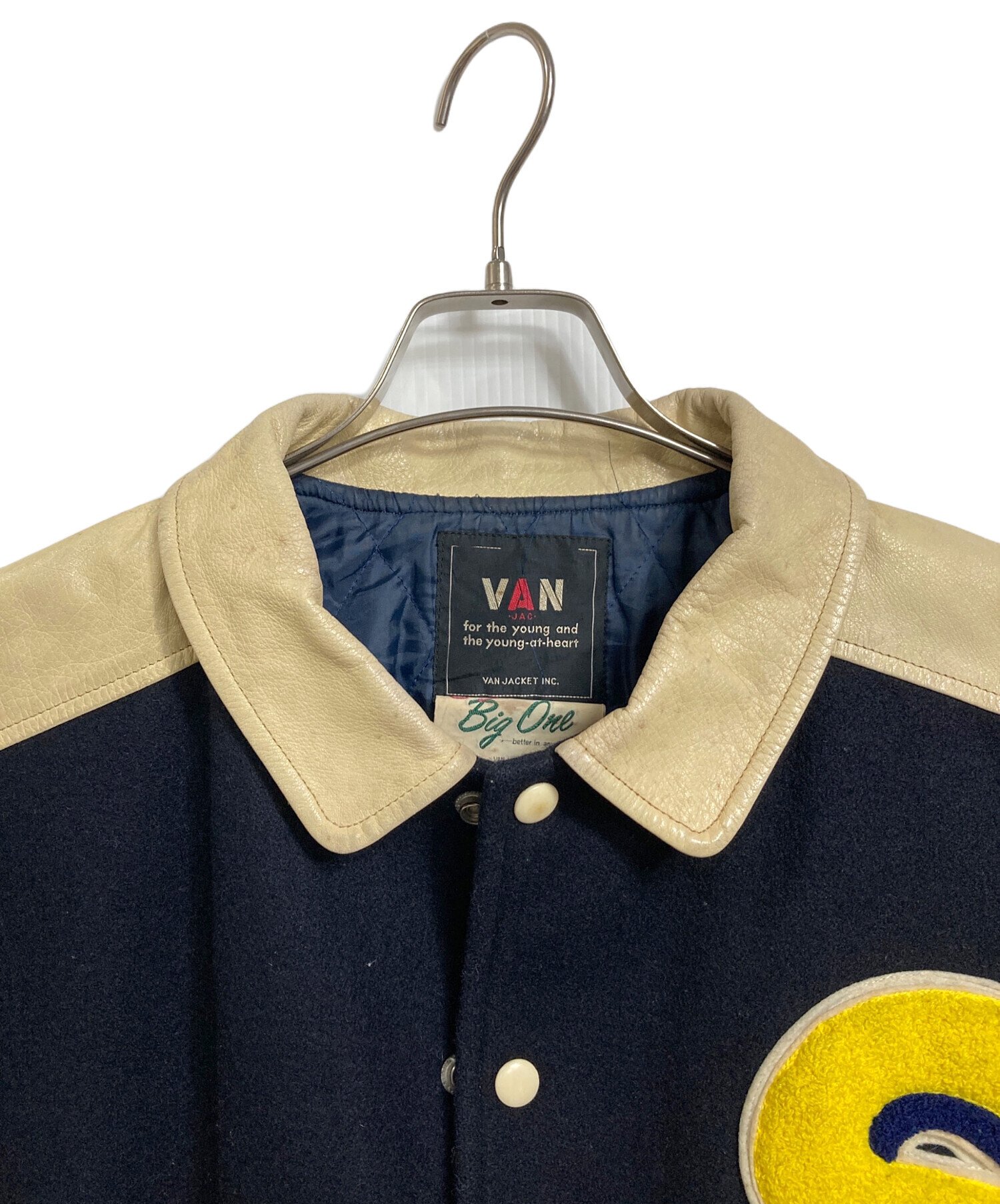 中古・古着通販】VAN (ヴァン) スタジャン アウター ネイビー×ベージュ 
